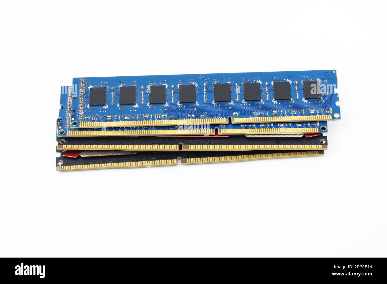 Verschiedene DDR4-RAM-Speichermodule und DDR3-Speicher ohne Diffusoren auf einer glatten weißen Oberfläche Stockfoto