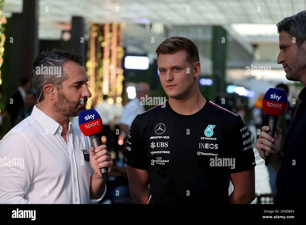 19. März 2023, Jeddah Corniche Circuit, Jeddah, Formel 1 Grand Prix von Saudi-Arabien, auf dem Bild des Mercedes Testfahrers Mick Schumacher (DEU) mit Sky-Moderator Peter Hardenacke und Experte Timo Glock. Stockfoto