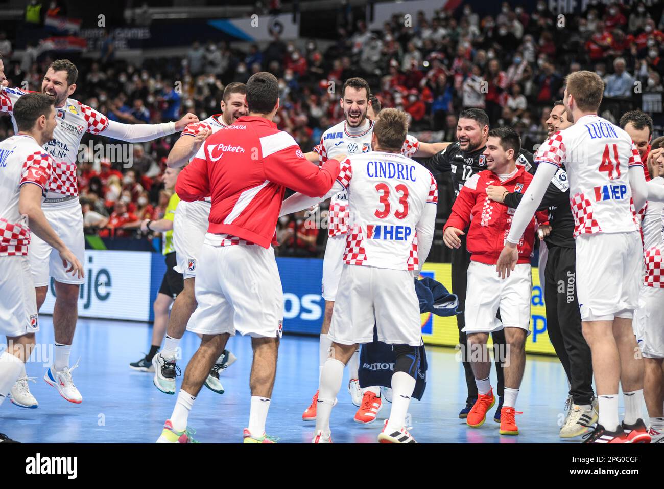 Die kroatische Handball-Nationalmannschaft feiert den Sieg gegen Island: Ivan Pesic, Tin Lucin, Martin Jelinic, Ante Gadza. EHF Euro 2022. Hauptrunde: Stockfoto