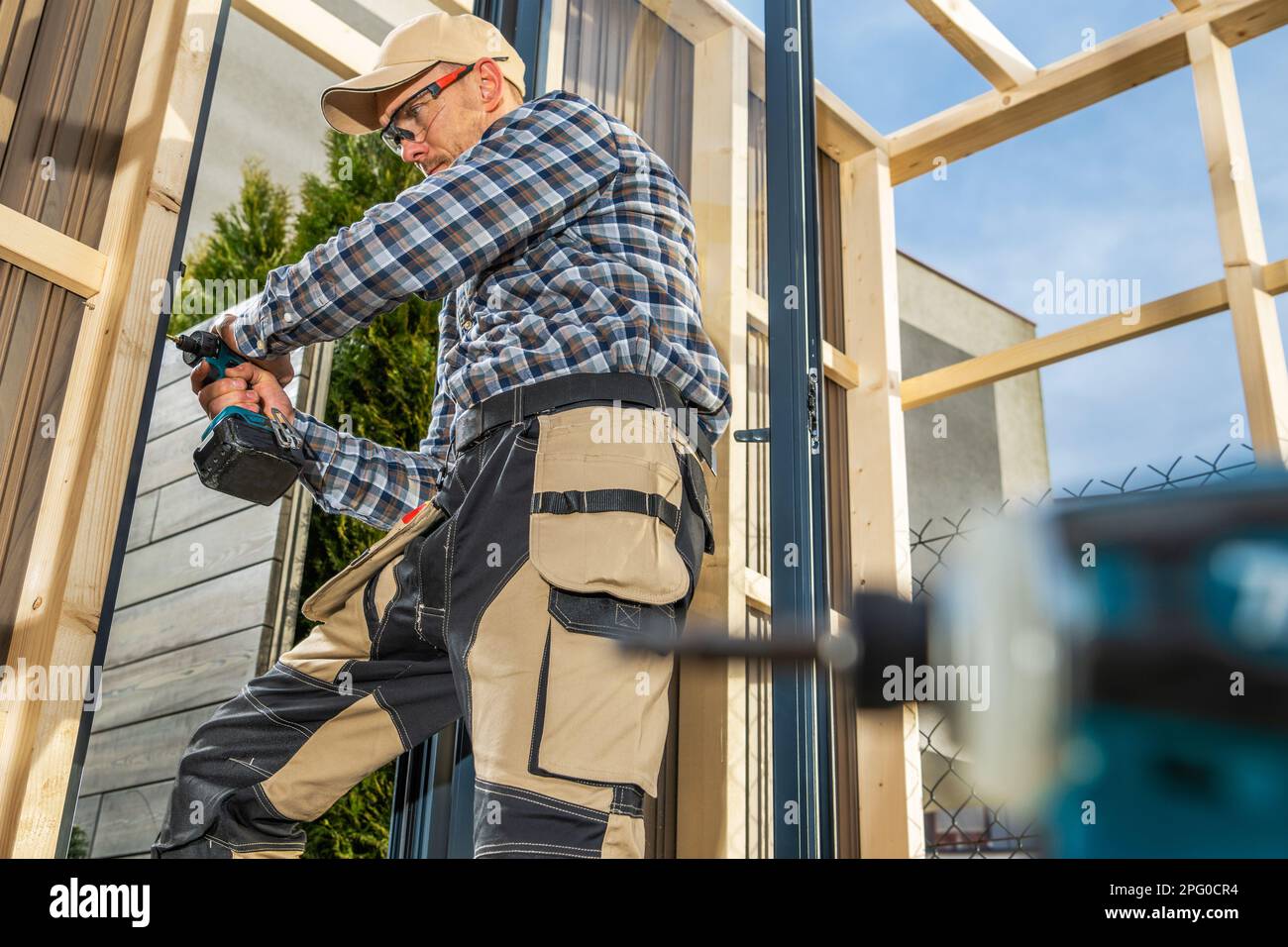 Bauunternehmer, der Holzrahmen und Verbundwände für Gartenschuppen baut. Allgemeines Bauthema. Stockfoto