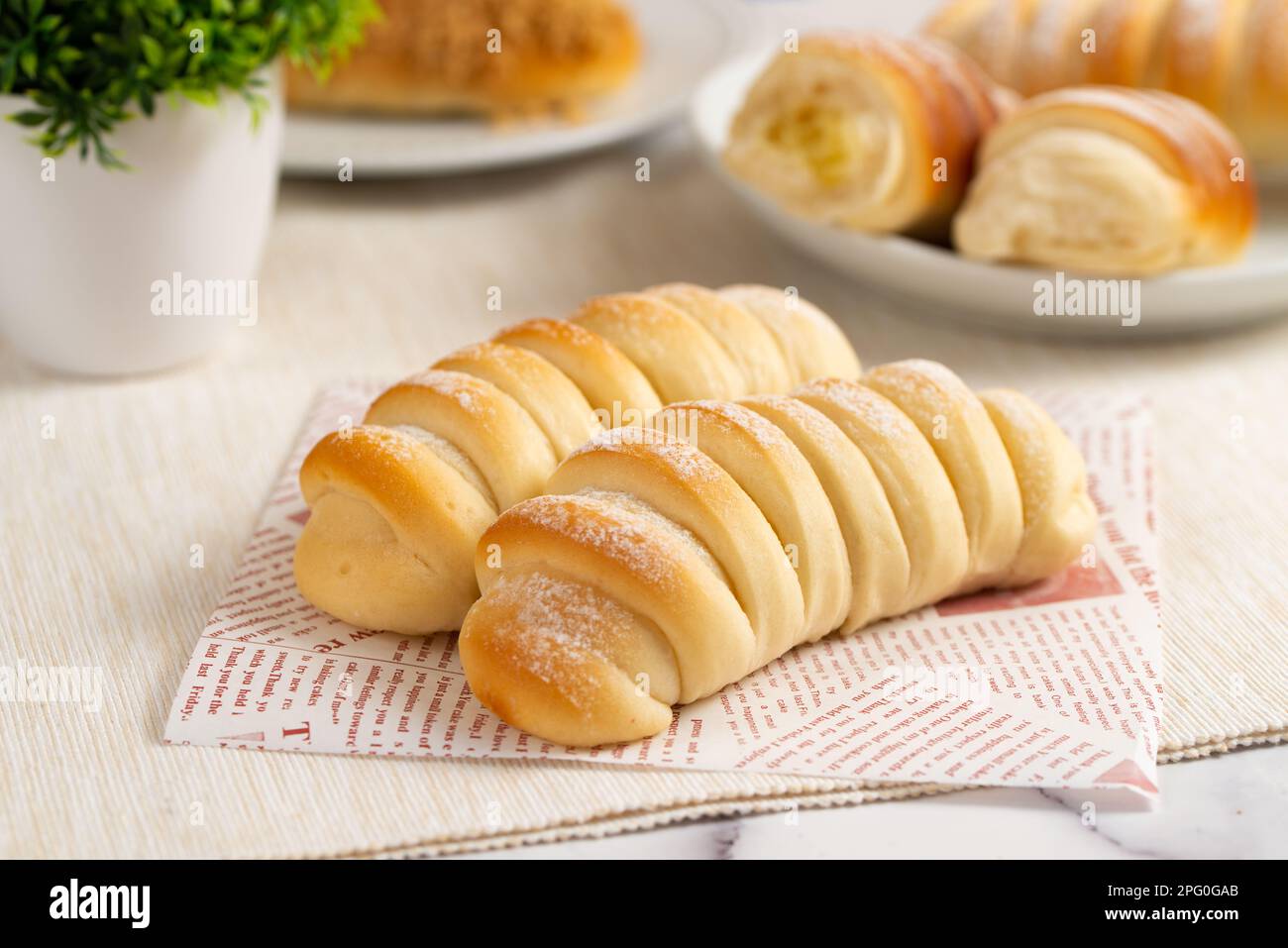 Caterpillar-Brot auf Serviette gelegt Stockfoto