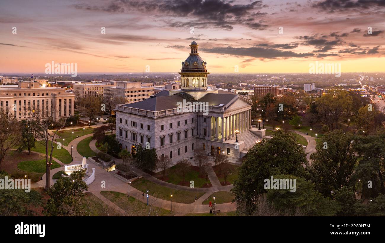 Das North Carolina State Capitol in der Abenddämmerung aus der Vogelperspektive. Es liegt in der Hauptstadt des Bundesstaates Raleigh am Union Square in der East Edenton Street. Stockfoto