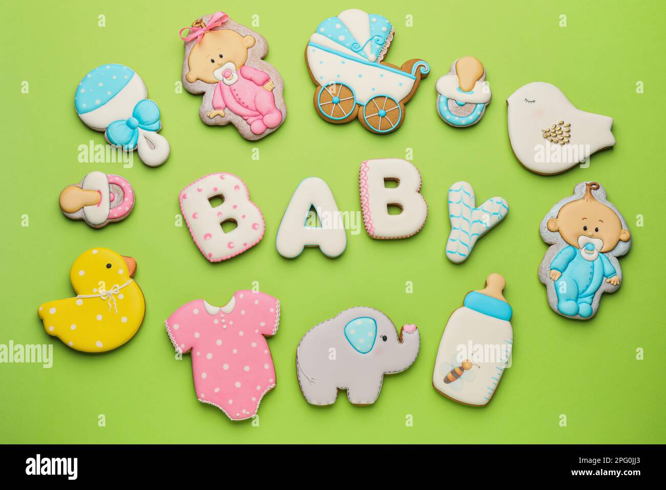 Wort BABY und leckere Kekse auf hellgrünem Hintergrund, flach liegend Stockfoto