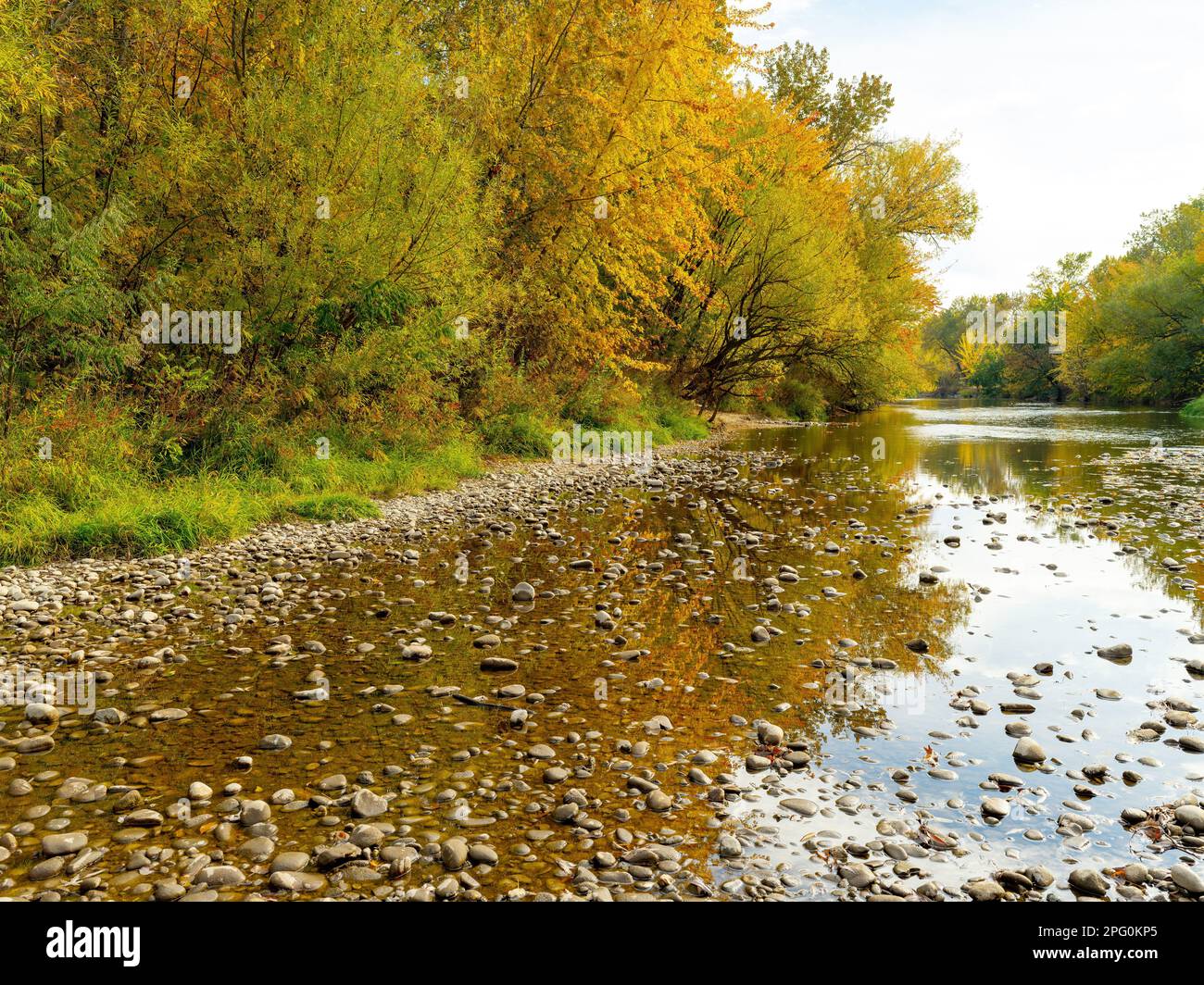 Wunderschöne Boise River Linien mit Herbstbäumen mit warmen Reflexionen Stockfoto