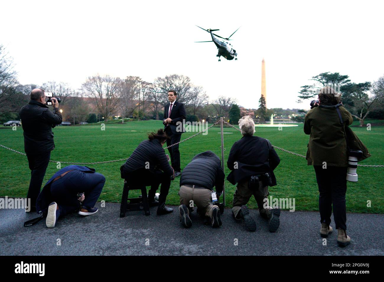 Washington, USA. 17. März 2023. Nachrichtenfotografen fotografieren als Marine One Helikopter mit U.S. Präsident Joe Biden verlässt das Weiße Haus in Washington am Wochenende in Delaware am 17. März 2023. Foto: Yuri Gripas/Pool/Sipa USA Guthaben: SIPA USA/Alamy Live News Stockfoto