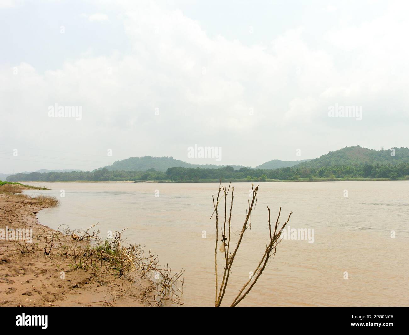 Überfluteter Fluss mit schlammigem Wasser Stockfoto