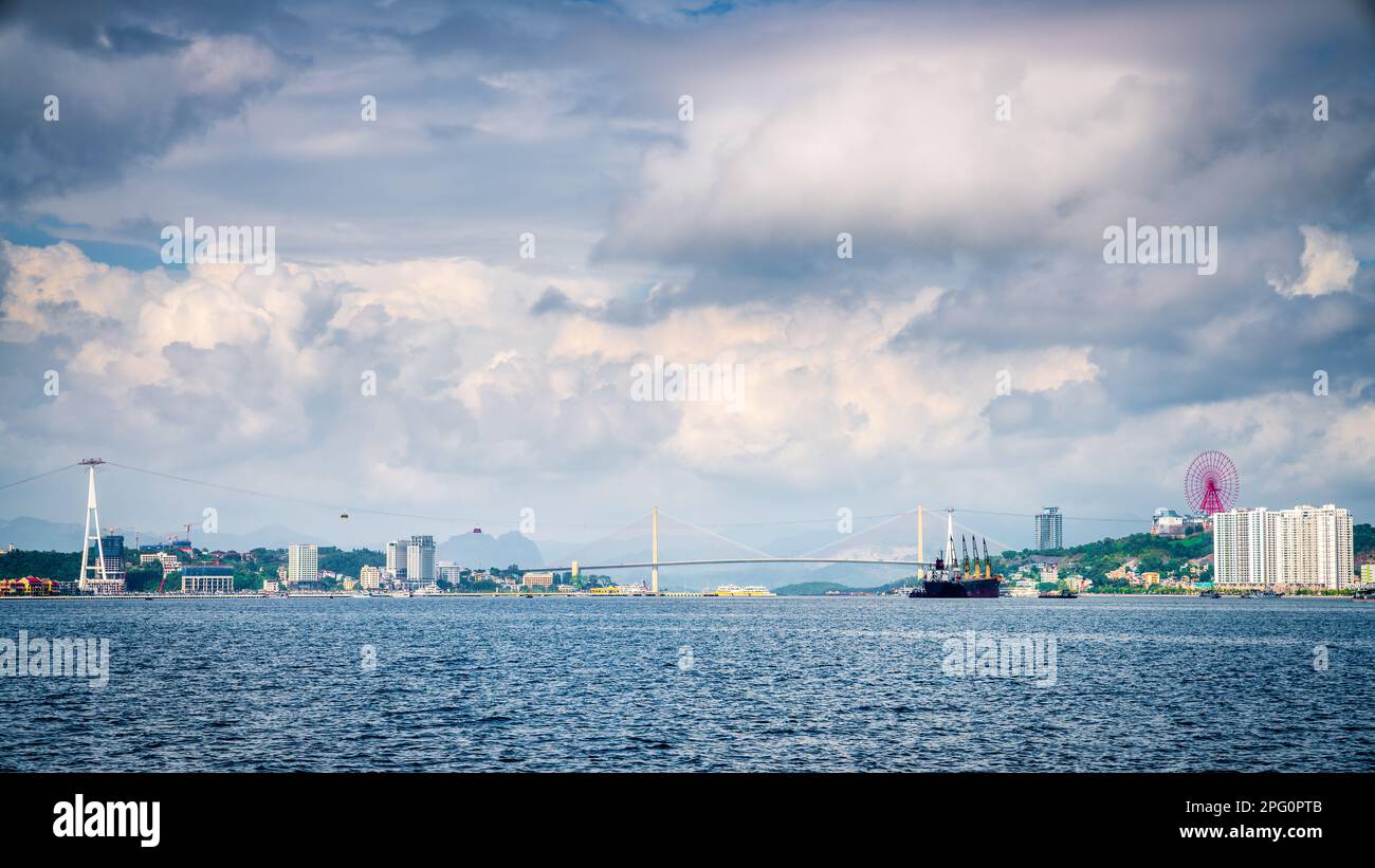 Meerblick auf die Bai Chay Bridge in der Ha Long Bay in Vietnam Stockfoto