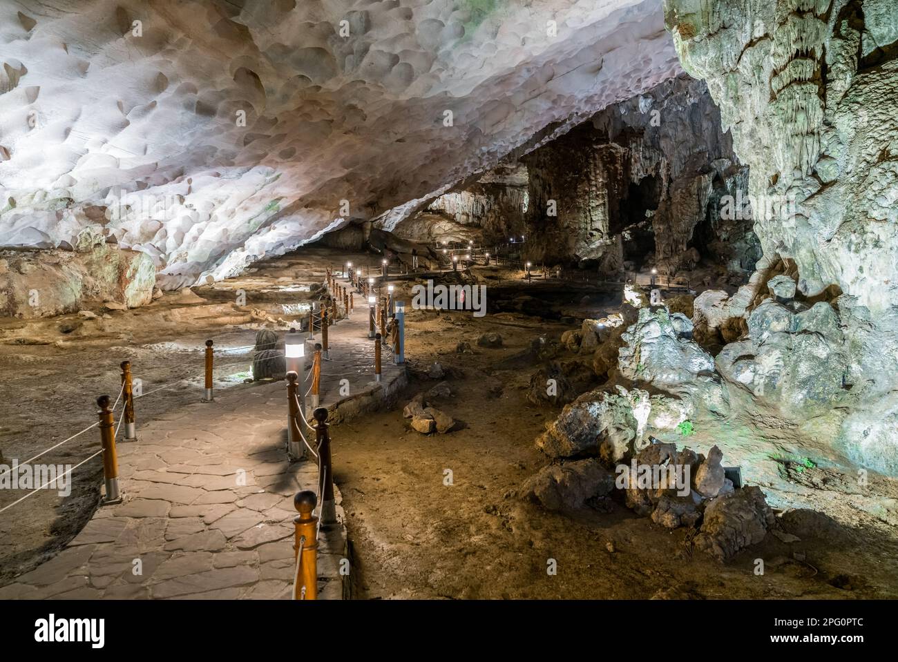 Malerischer Blick auf das Innere der Thien Cung Grotto in Ha Long Bay, Vietnam. Stockfoto