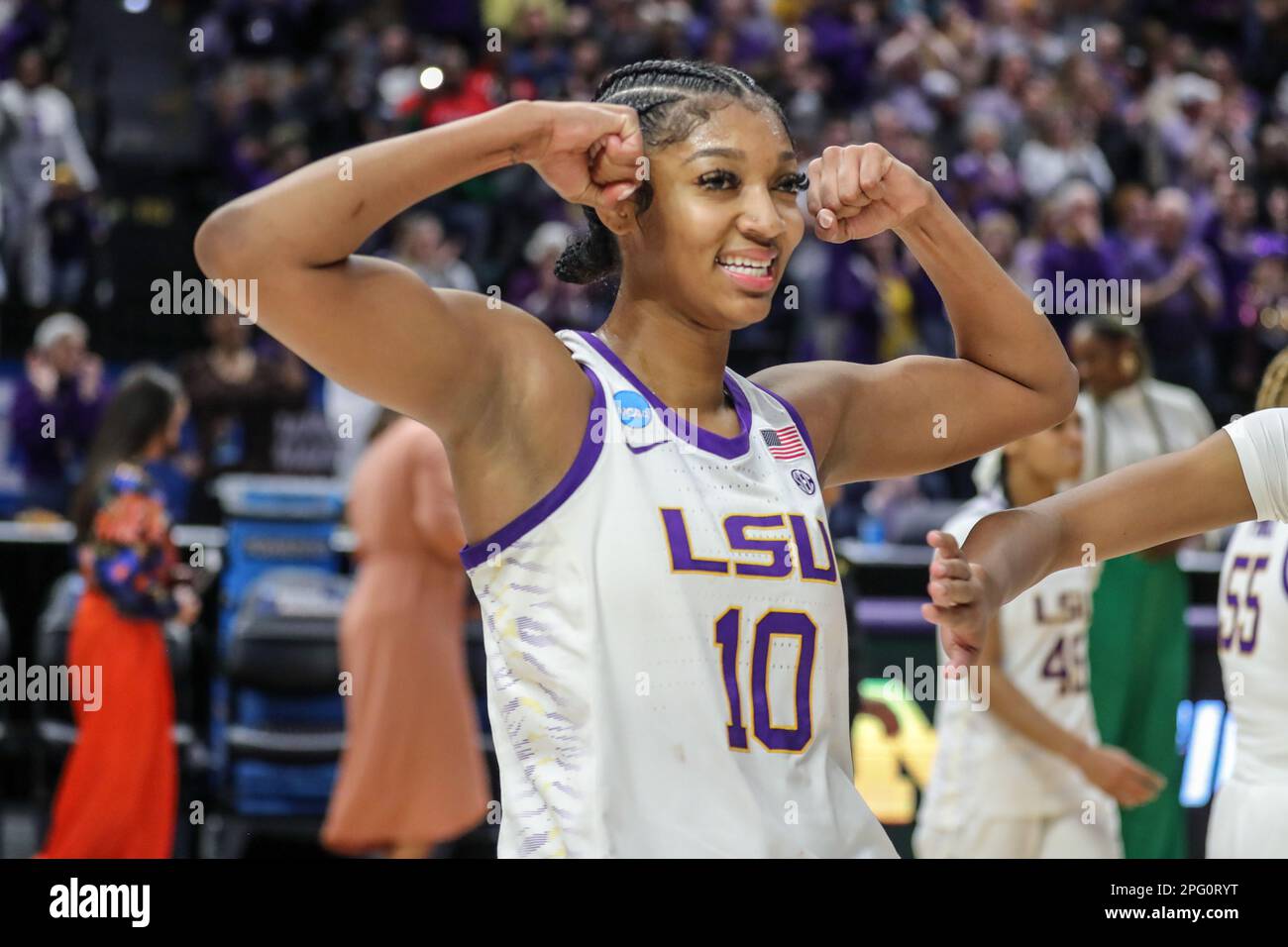 Baton Rouge, LA, USA. 19. März 2023. Angel Reese (10) von LSU lässt ihre Muskeln nach der zweiten Runde des NCAA Women's March Madness Tournament zwischen den Michigan Wolverines und den LSU Tigers im Pete Maravich Assembly Center in Baton Rouge, LA, spielen. Jonathan Mailhes/CSM/Alamy Live News Stockfoto