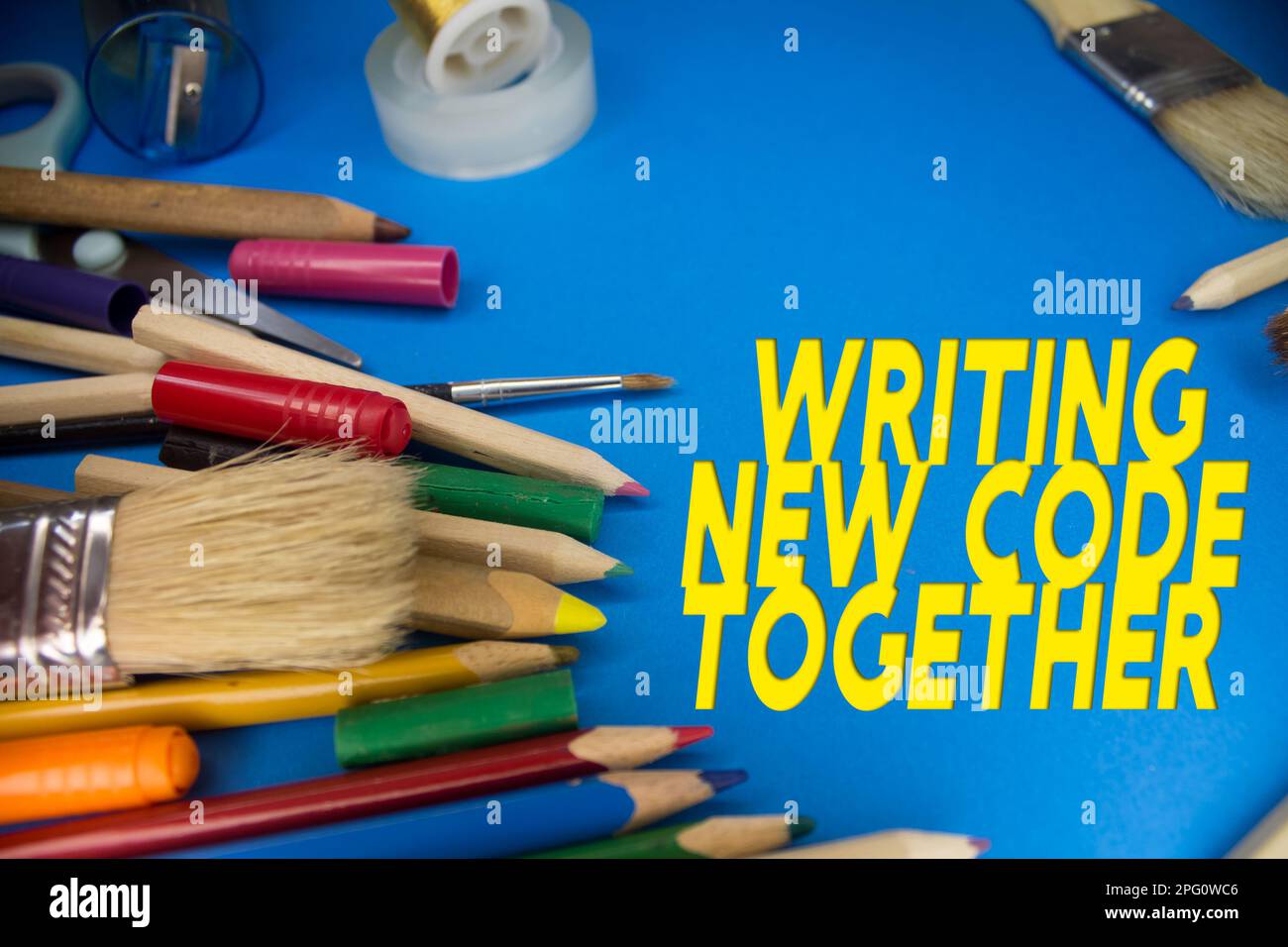 Overhead-Aufnahme von Schulmaterial beim Schreiben von „New Code Together“-Text. Pinsel, Bleistifte, künstlerische Werkzeuge. Kunst- Und Handwerksgeräte. Stockfoto