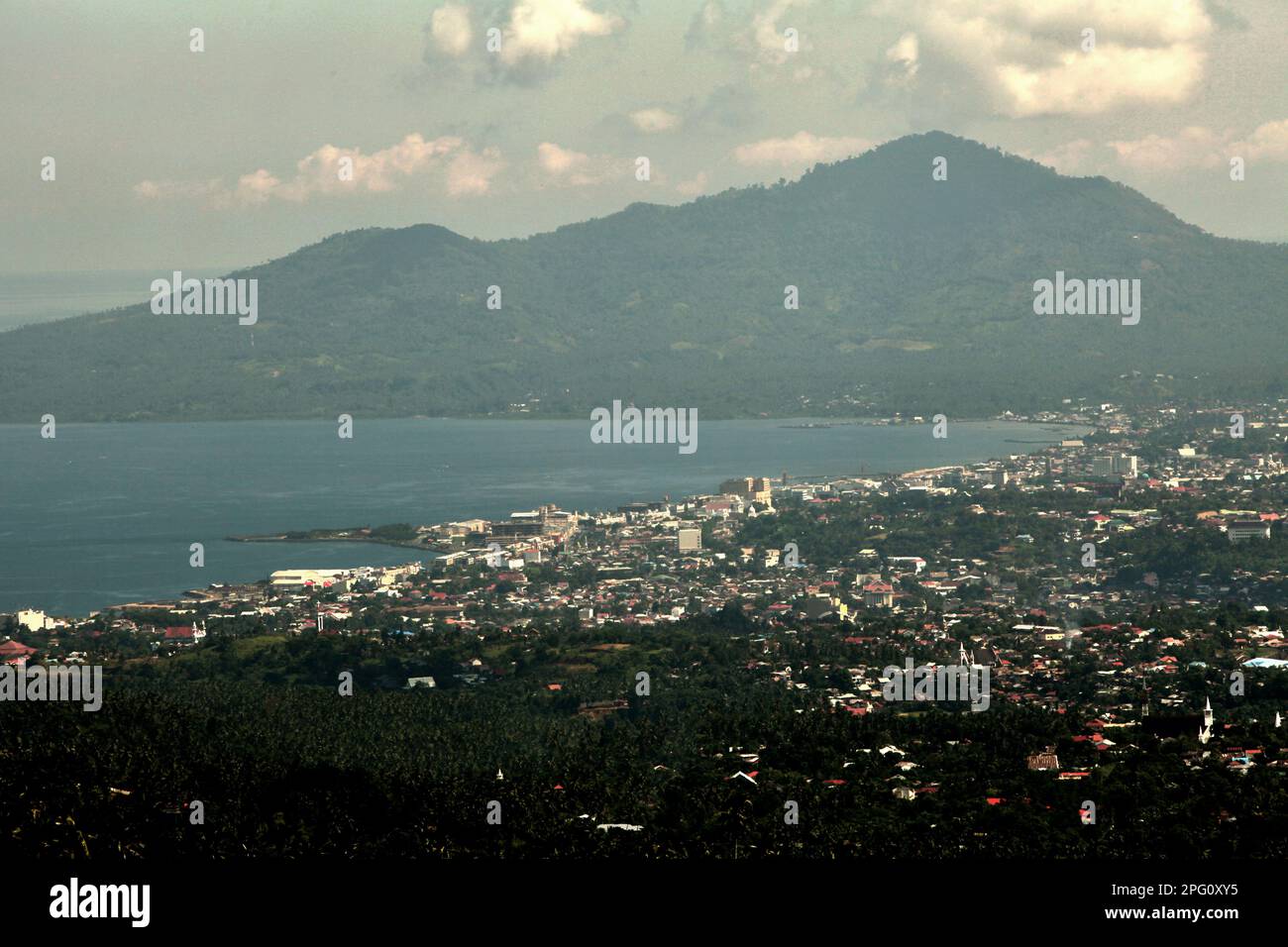 Die Landschaft der Stadt Manado, die Bucht von Manado und die angrenzende Bergregion sind von Tinoor aus in Nord-Tomohon, Tomohon, Nord-Sulawesi, Indonesien zu sehen. Stockfoto