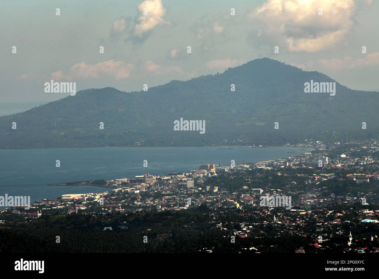 Die Landschaft der Stadt Manado, die Bucht von Manado und die angrenzende Bergregion sind von Tinoor aus in Nord-Tomohon, Tomohon, Nord-Sulawesi, Indonesien zu sehen. Stockfoto