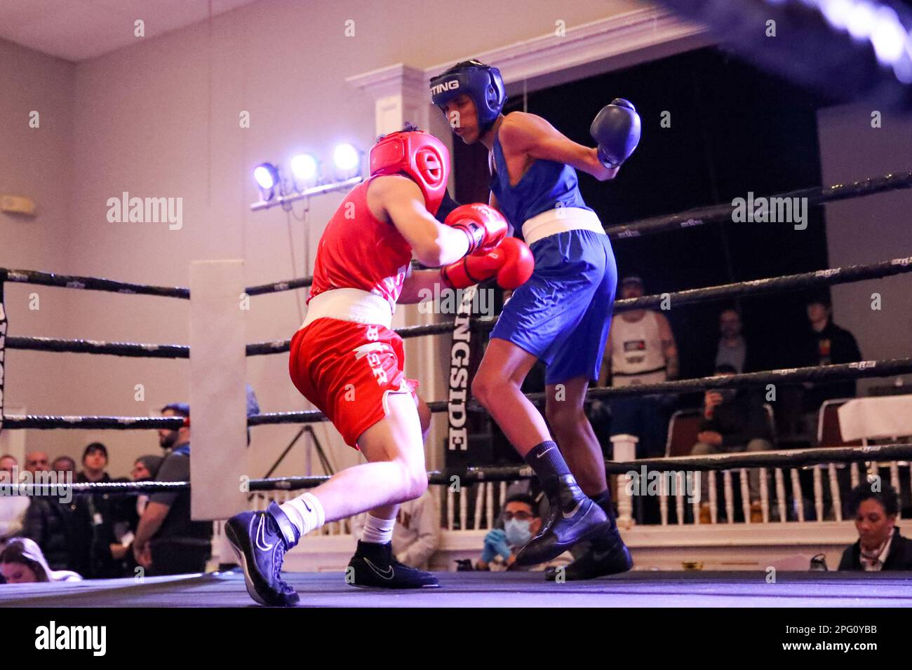 März 18 2023, Marconi Club, London, Ontario, Kanada. Saif Almabhouh (Rot) gegen Kyan Holland (Blau) beim St. Paddy's Day kommt das Boom-Event. Luke Durda/Alamy Stockfoto