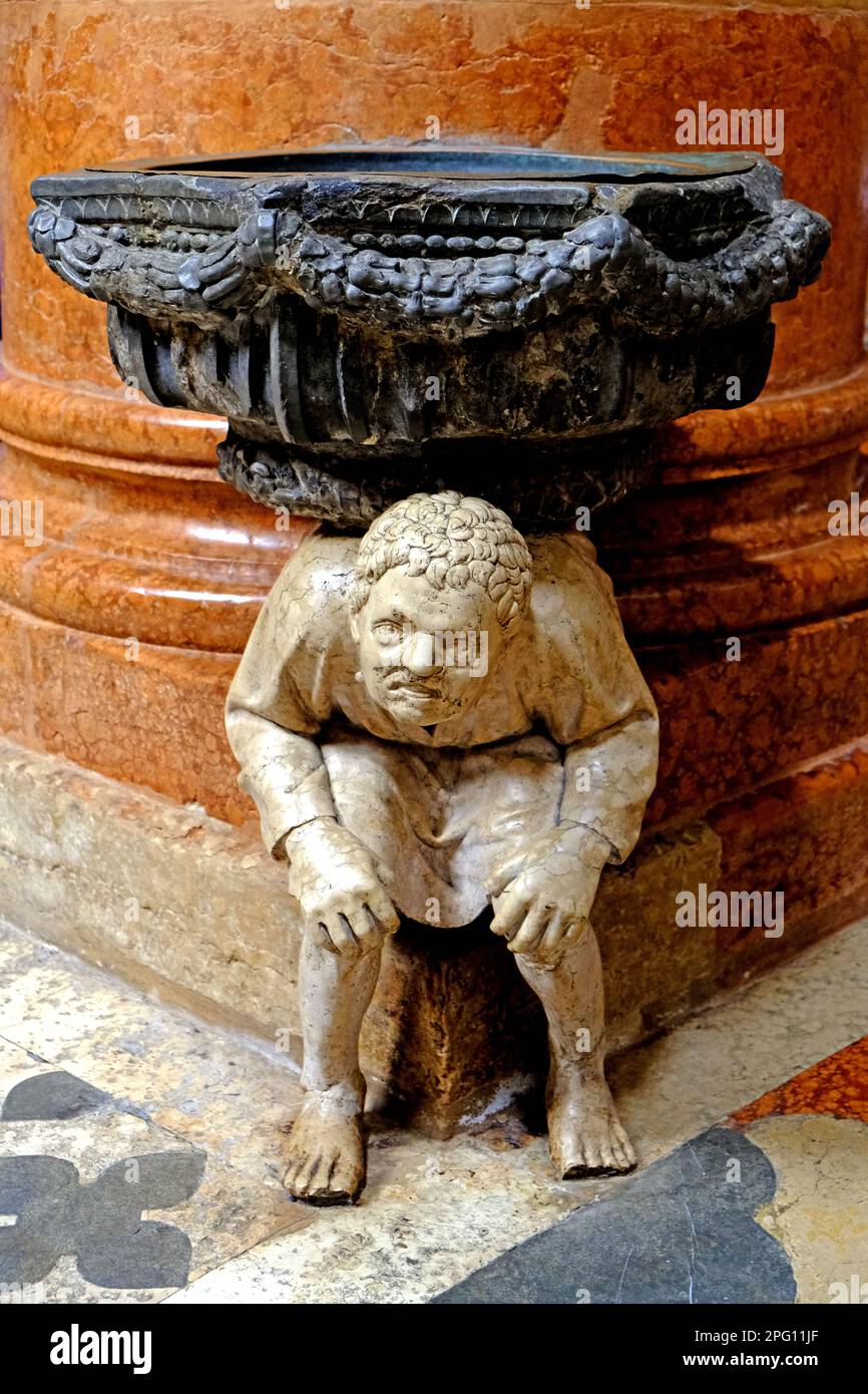 Weihwasserstau in der Basilica di Sant Anastasia in Verona, Italien Stockfoto
