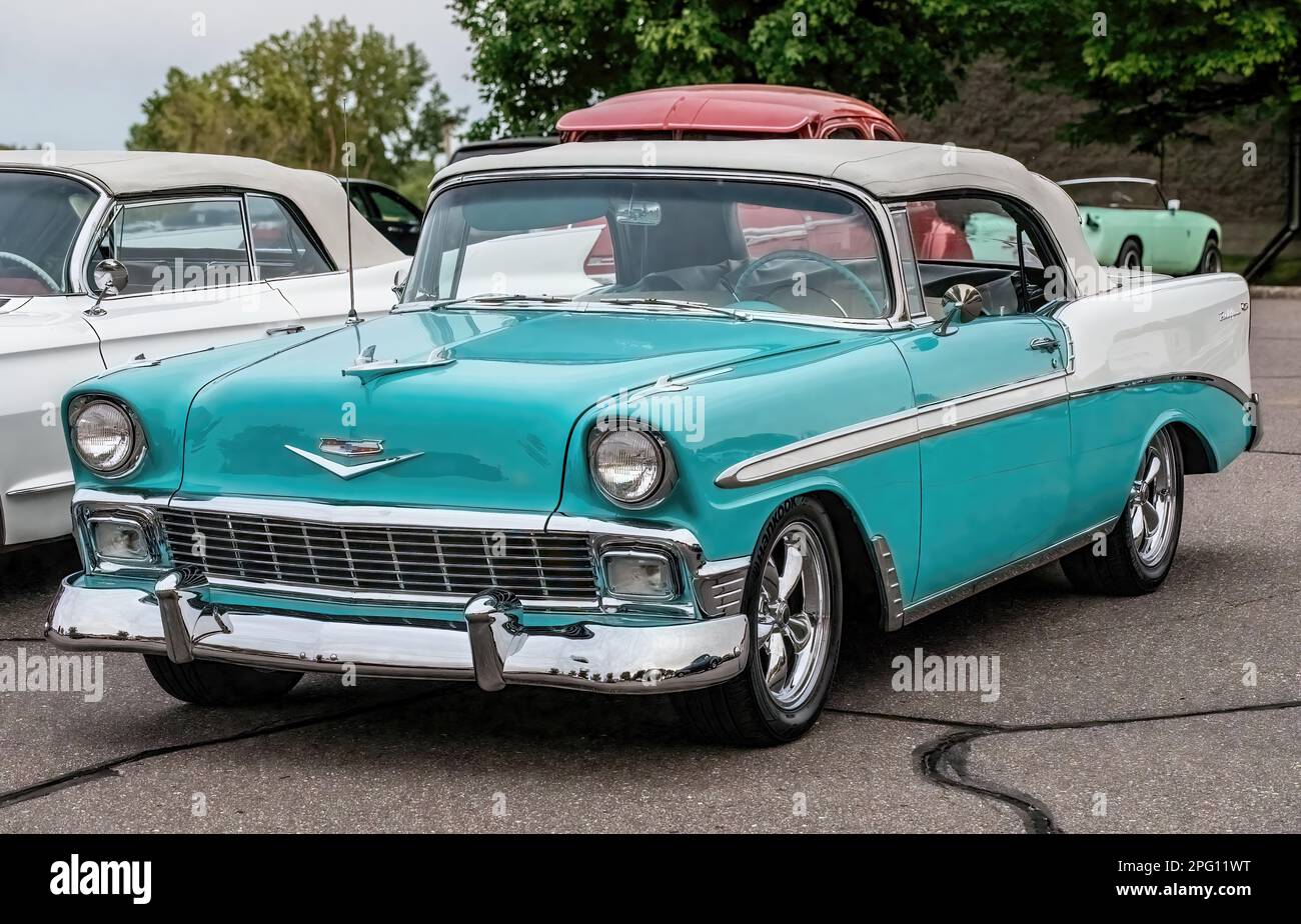 Wunderschönes wasserfarbenes 1956 Chevolet Bel Air Cabriolet an einem Frühlingsabend in Lindstrom, Minnesota, USA. Stockfoto