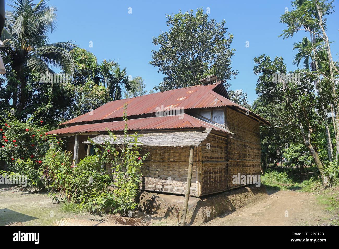 Garo House: Ein nachhaltiges und beeindruckendes Zeugnis der Tradition und der Harmonie der Natur. Foto: Ripon Abraham Tolentino. Stockfoto