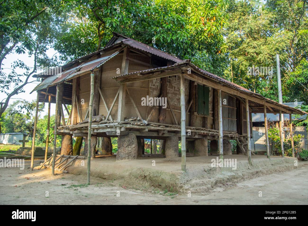 Garo House: Ein nachhaltiges und beeindruckendes Zeugnis der Tradition und der Harmonie der Natur. Foto: Ripon Abraham Tolentino. Stockfoto