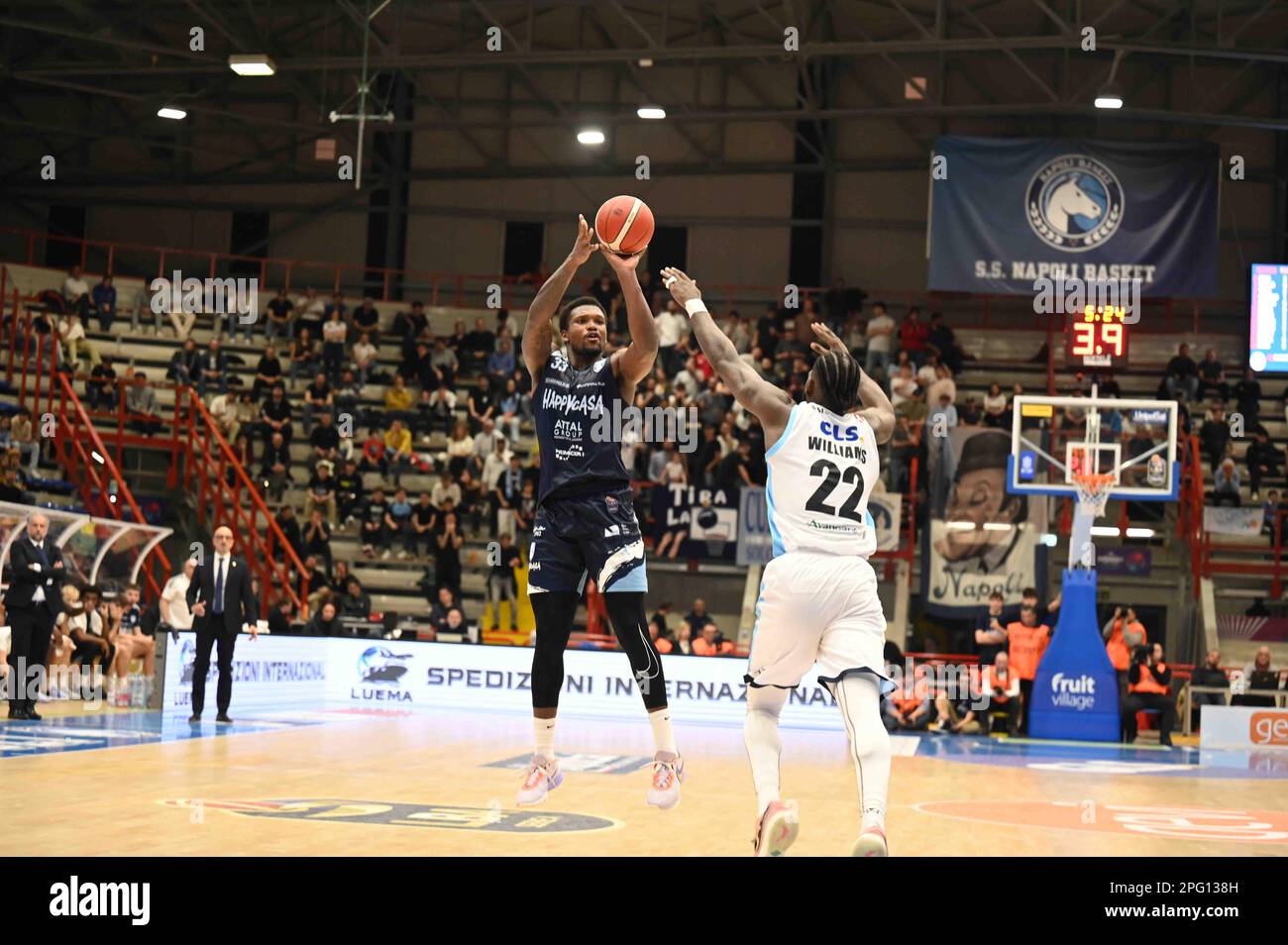 PalaBarbuto, Neapel, Italien, 19. März 2023, Nick Perkins (Brindisi) vs