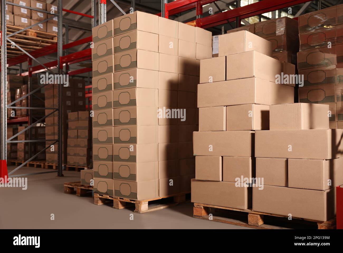 Lagergebäude mit Stapeln von Kisten auf Holzpaletten Großhandel Stockfoto