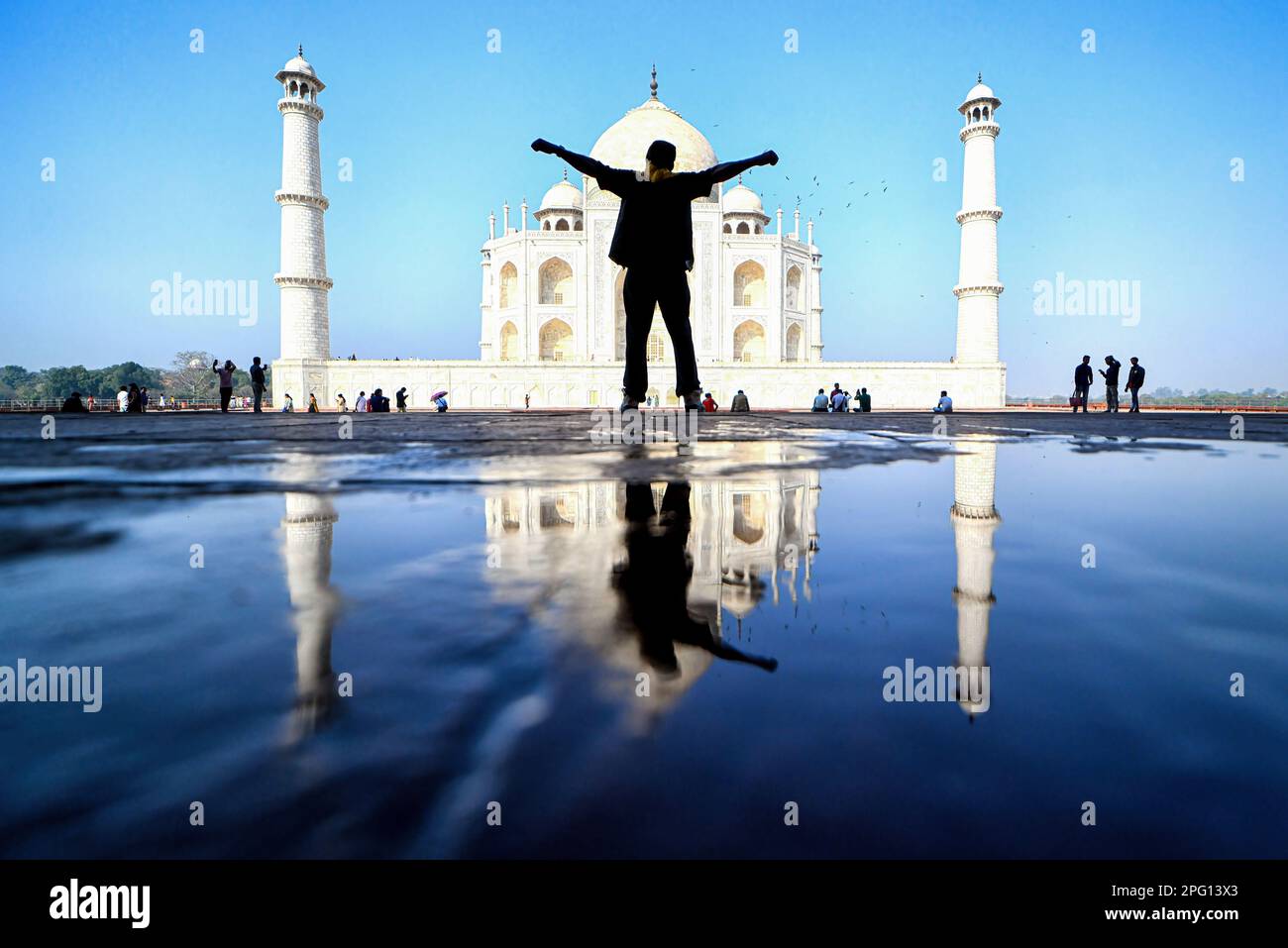 2. März 2023, Agra, Uttar Pradesh, Indien: Ein Tourist posiert für ein Foto vor dem Taj Mahal. Das Taj Mahal ist ein Mausoleum am rechten Ufer des Flusses Yamuna - Agra, Indien, erbaut vom Mogul-Kaiser Shah Jahan zum Gedenken an seine Lieblingsfrau Mumtaz. Das Taj Mahal gilt als das beste Beispiel der Mogul-Architektur, ein Stil, der Elemente aus persischen, oman-, indischen und islamischen Architekturstilen kombiniert. Das Taj Mahal steht auf der Liste der modernen sieben Weltwunder und gehört seit 1983 zum UNESCO-Weltkulturerbe. (Kreditbild: © Avishek das/SOPA I Stockfoto