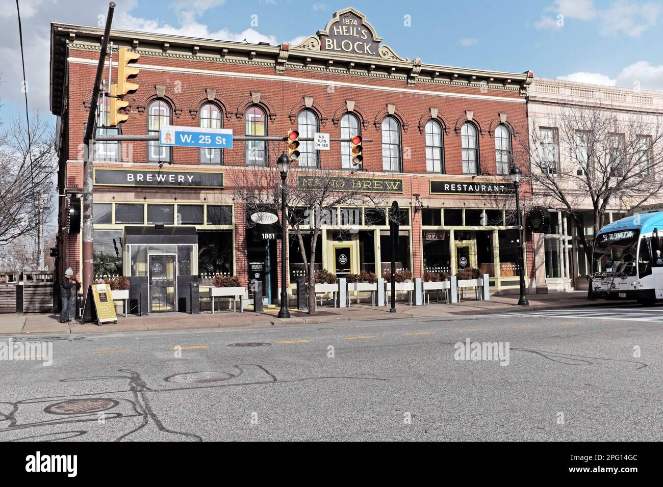 Historisches 1874 Jahre altes Heil's Block Building in der West 25. Street und Bridge Avenue im Gentrified Ohio City Viertel in Cleveland, Ohio, USA. Stockfoto