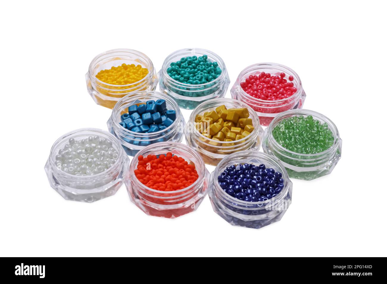 Kunststoffbehälter mit verschiedenen Perlen auf weißem Hintergrund Stockfoto