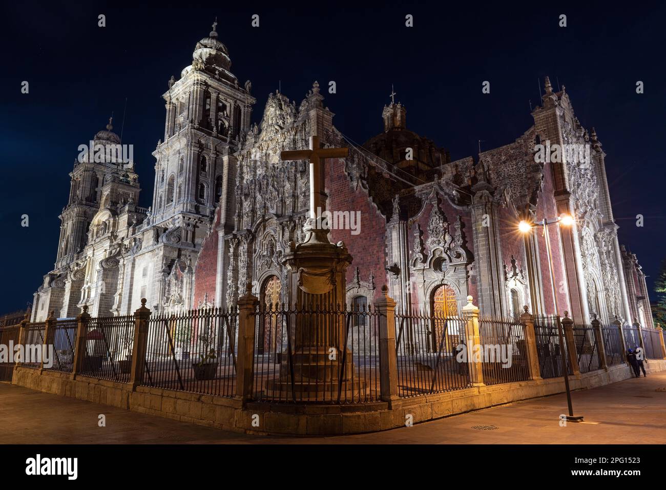 Metropolitan Cathedral of Mexico City bei Nacht, Mexiko. Stockfoto