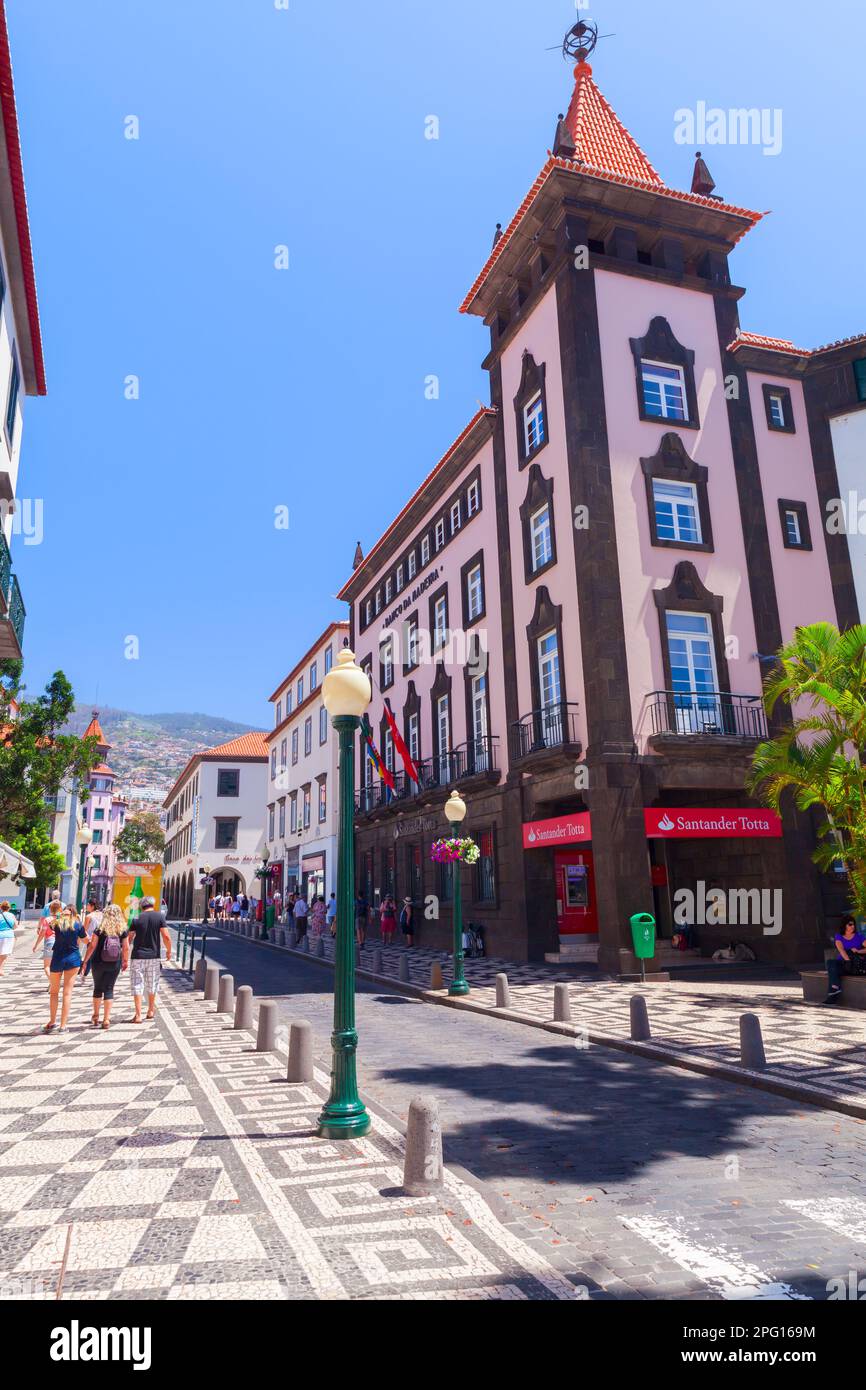 Funchal, Portugal - 20. August 2017: Gebäude Banco da Madeira. Blick auf Funchal, die größte Stadt Madeiras an einem sonnigen Sommertag, OR Stockfoto