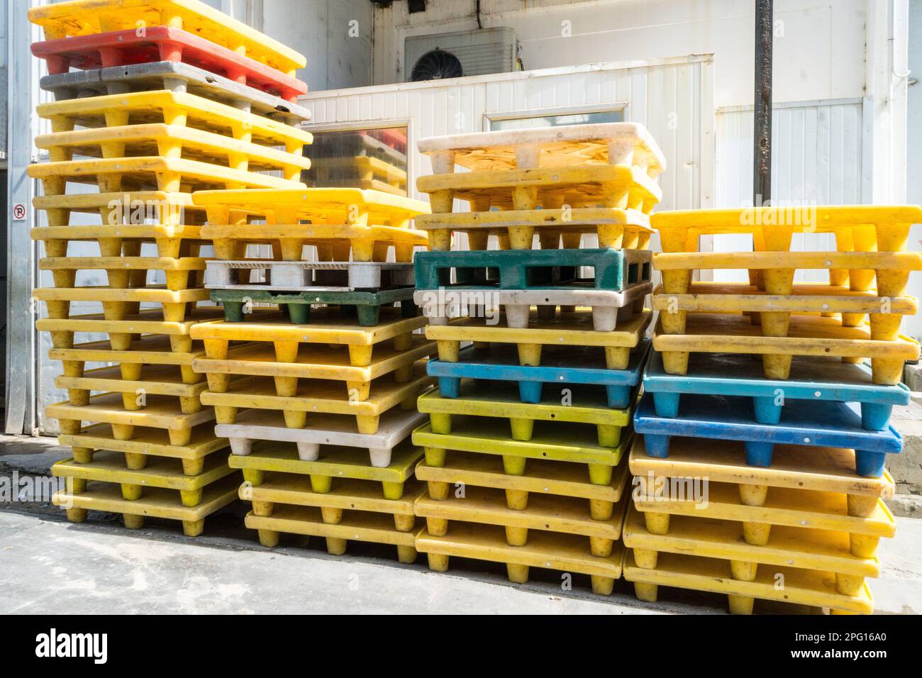 Stapelbare Kunststoffpaletten, Halde oder Stapel, gewerbliche Objekte im Außenbereich Stockfoto