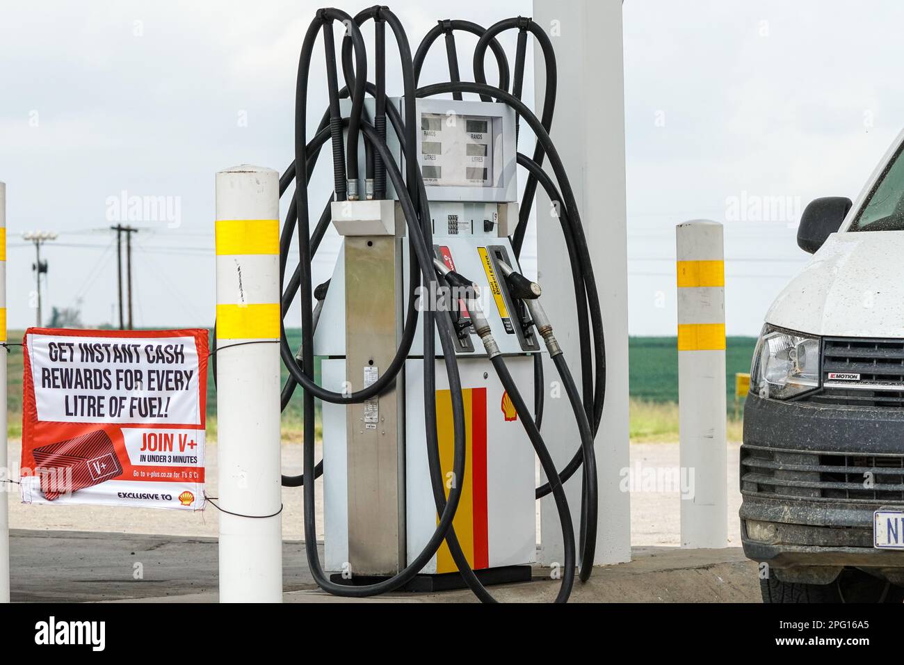 Shell-Benzinpumpe und Motorwagen in Südafrika Konzept Erdölindustrie Stockfoto