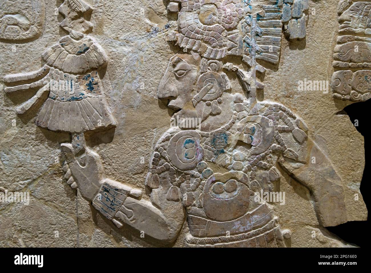 Maya Bas Relief schnitzte in einem Stelzstein des maya-Herrscherkönigs, Palenque, Mexiko. Stockfoto