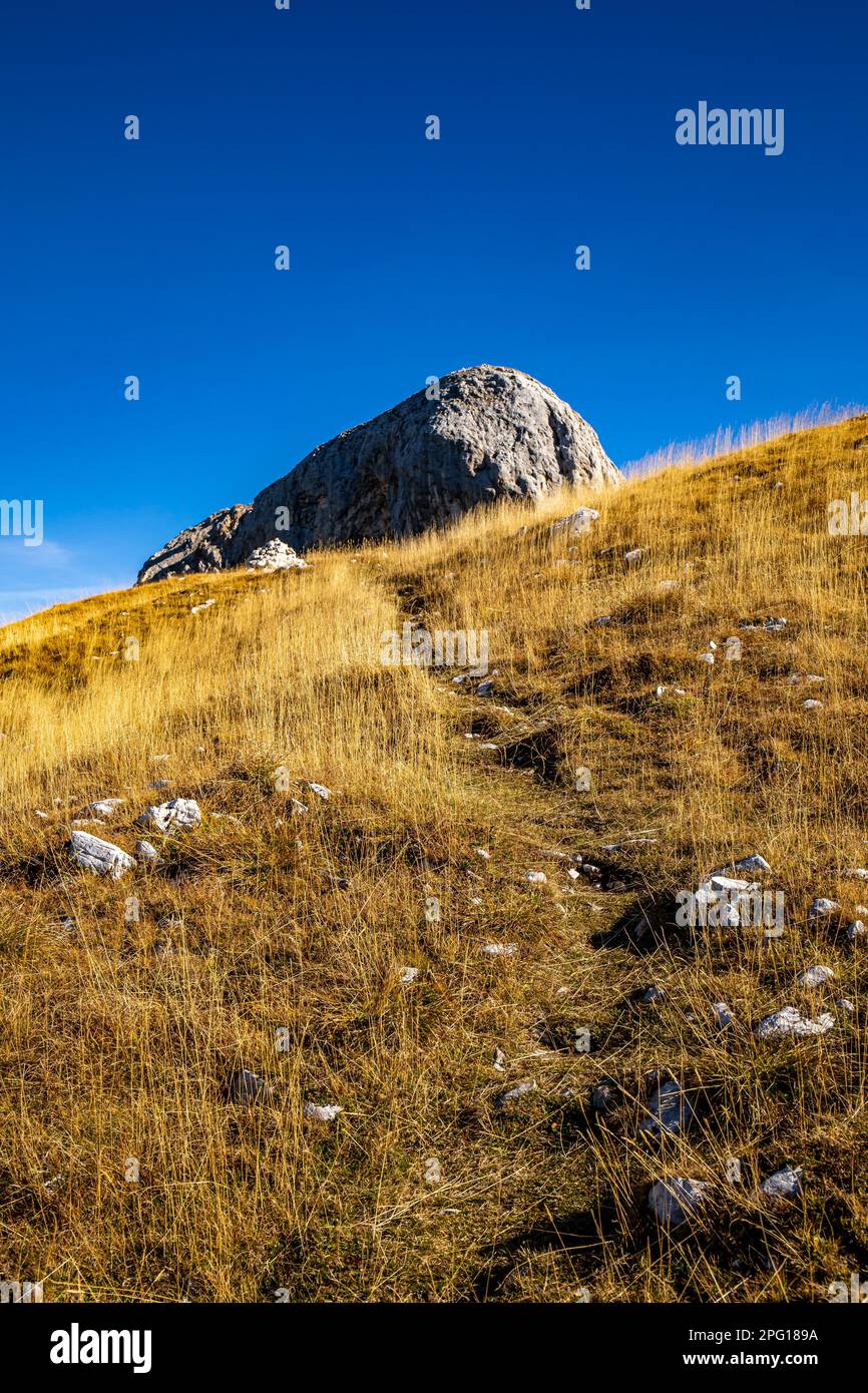 Bergpfad in hohen Bergen Stockfoto