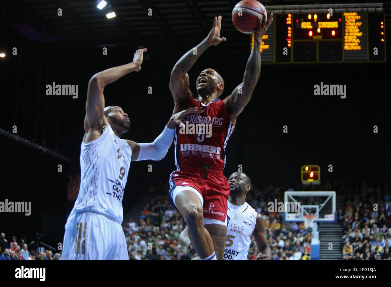 Trelaze, Frankreich. 19. März 2023. Alex TYUS, Charles KAHUDI von LDLC ASVEL und Ike UDANOH von SIG STRASSBURG während des French Cup, Top 8, Halbfinale Basketballspiel zwischen LDLC ASVEL und SIG Straßburg am 19. März 2023 in der Arena Loire in Trelaze, Frankreich. Foto: Laurent Lairys/ABACAPRESS.COM Kredit: Abaca Press/Alamy Live News Stockfoto