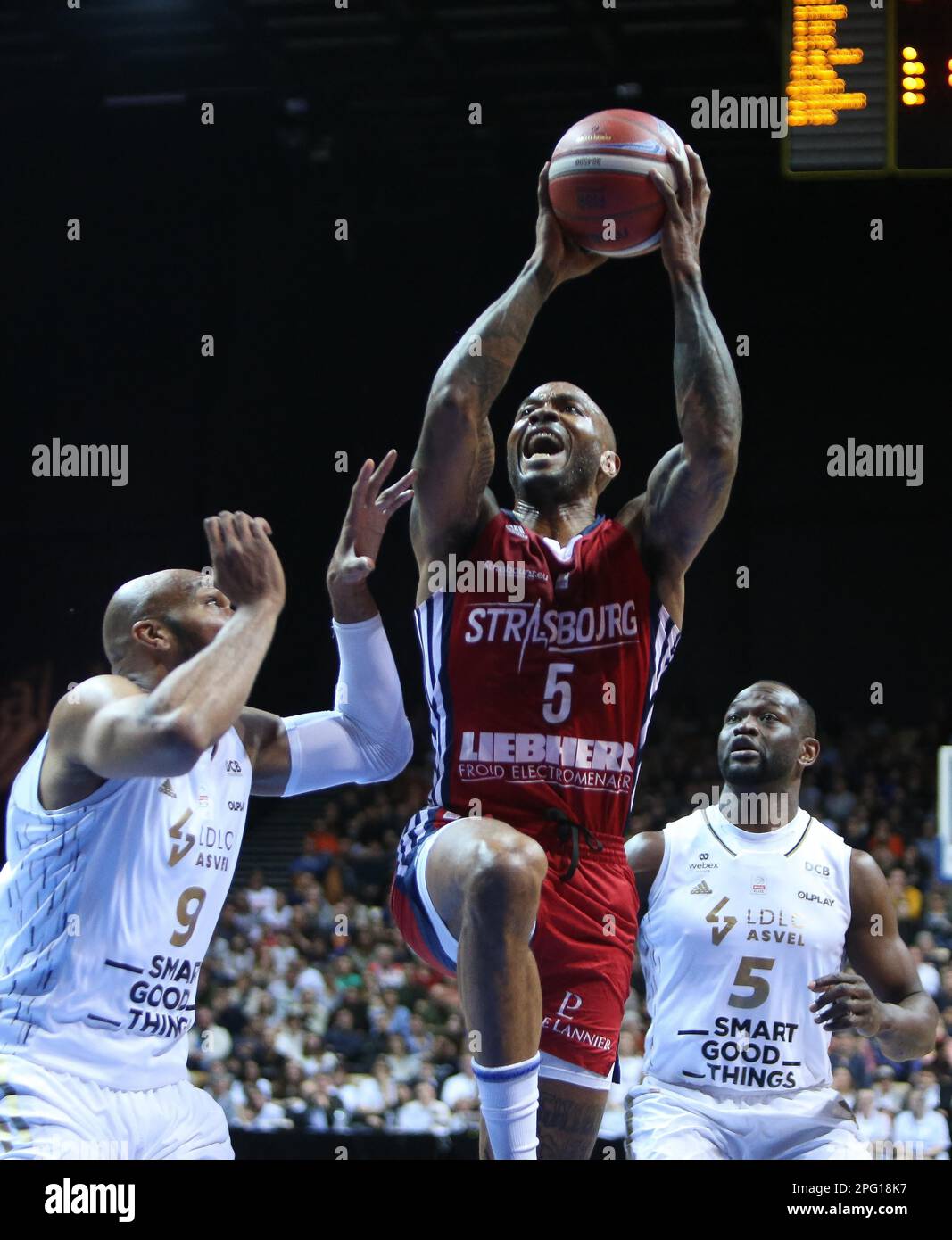 Trelaze, Frankreich. 19. März 2023. Alex TYUS, Charles KAHUDI von LDLC ASVEL und Ike UDANOH von SIG STRASSBURG während des French Cup, Top 8, Halbfinale Basketballspiel zwischen LDLC ASVEL und SIG Straßburg am 19. März 2023 in der Arena Loire in Trelaze, Frankreich. Foto: Laurent Lairys/ABACAPRESS.COM Kredit: Abaca Press/Alamy Live News Stockfoto