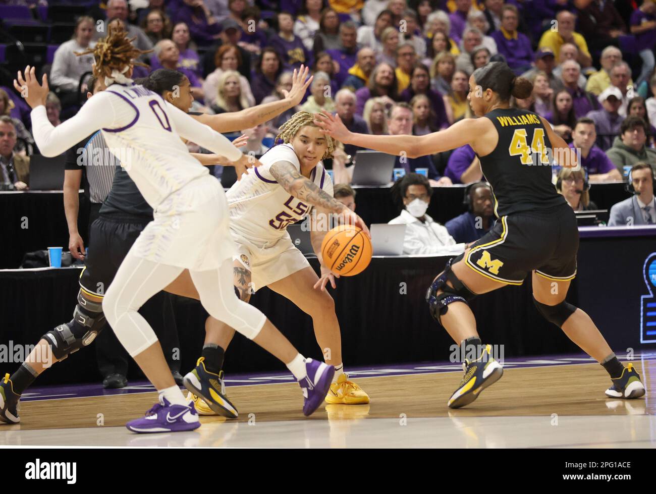 Baton Rouge, USA. 19. März 2023. LSU Tigers Guard Kateri Poole (55) übergibt den Ball an Forward LaDazhia Williams (0) während der zweiten Runde des NCAA-Turniers für Frauen im Pete Maravich Assembly Center in Baton Rouge, Louisiana, am Sonntag, den 19. März 2023. (Foto: Peter G. Forest/Sipa USA) Kredit: SIPA USA/Alamy Live News Stockfoto