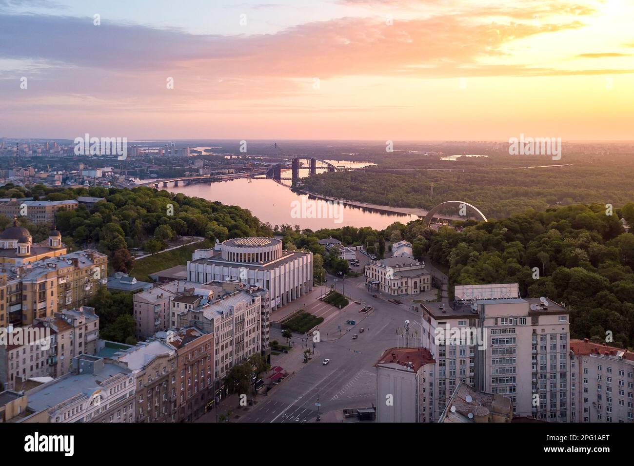 Luftaufnahme der Stadt Kiew. Sonnenaufgang über dem Dnieper. Stockfoto