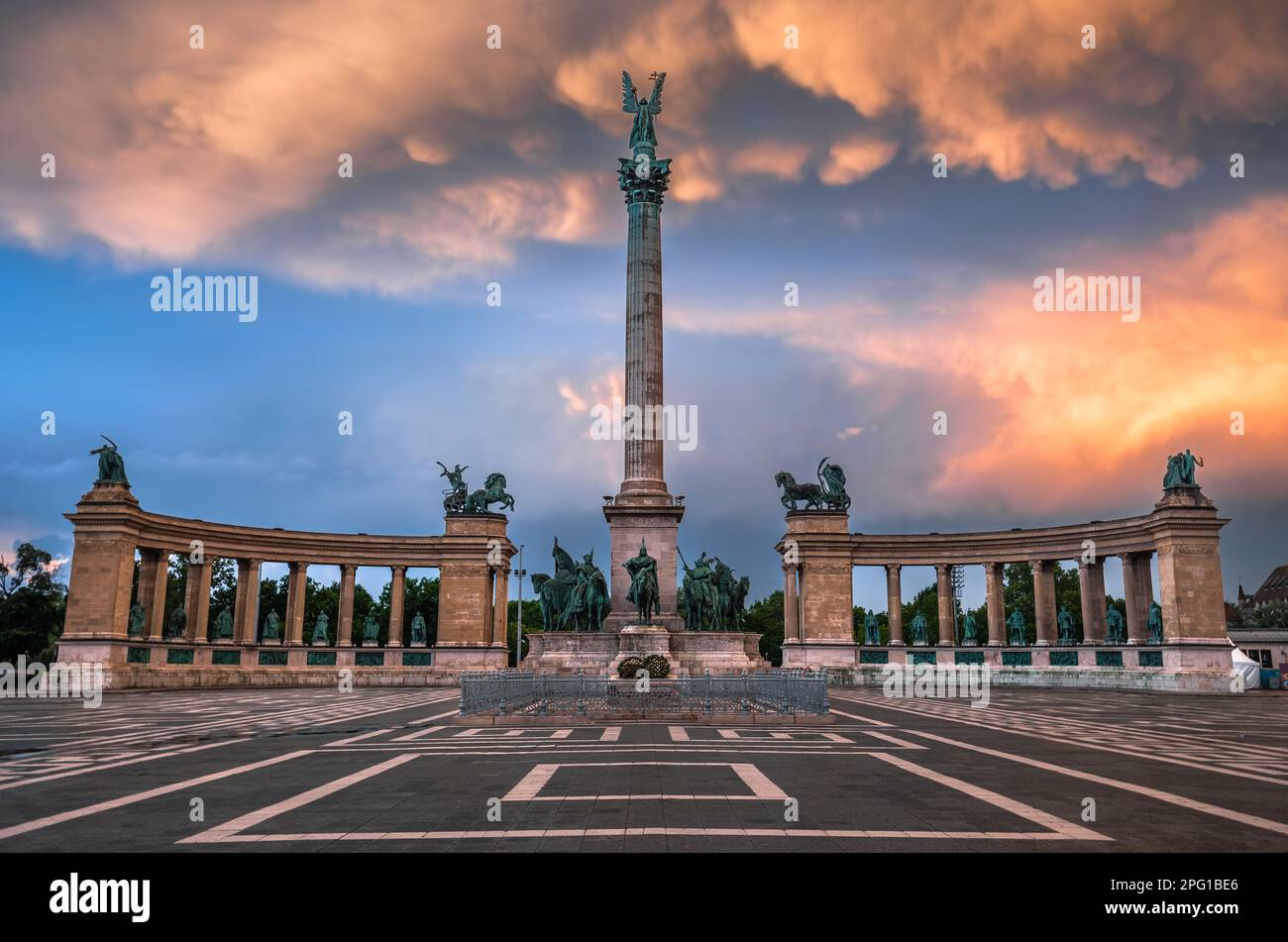 Budapest, Ungarn - einzigartige Mammatuswolken über dem Heldenplatz Millennium Monument in Budapest nach einem schweren Gewitter an einem Sommernachmittag bei Sonnenuntergang Stockfoto