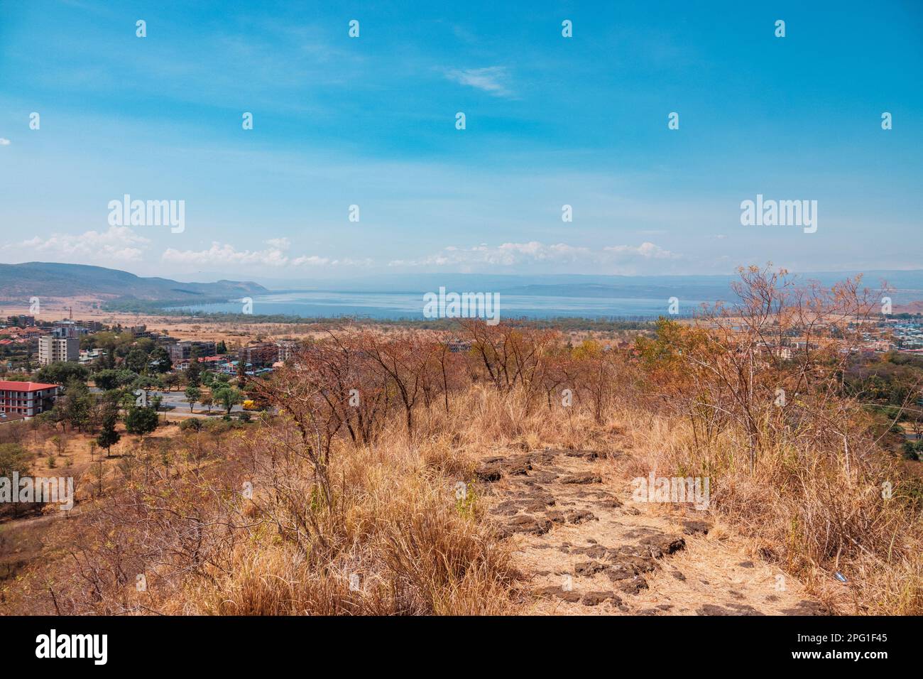 Die Stadt Nakuru aus der Vogelperspektive vor dem Hintergrund des Sees Nakuru in Kenia Stockfoto
