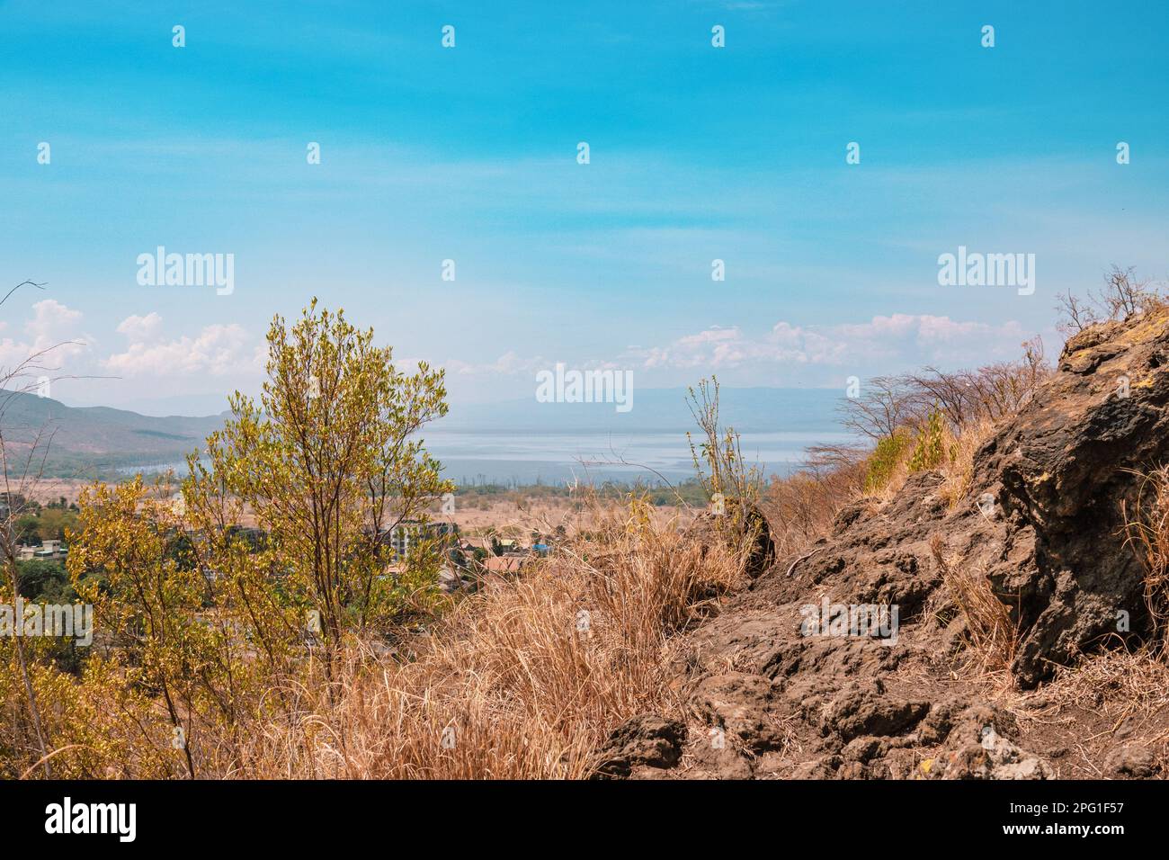 Die Stadt Nakuru aus der Vogelperspektive vor dem Hintergrund des Sees Nakuru in Kenia Stockfoto
