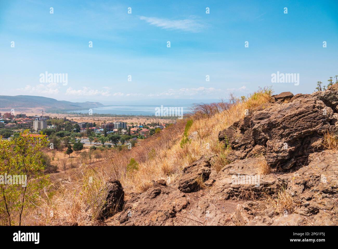Die Stadt Nakuru aus der Vogelperspektive vor dem Hintergrund des Sees Nakuru in Kenia Stockfoto