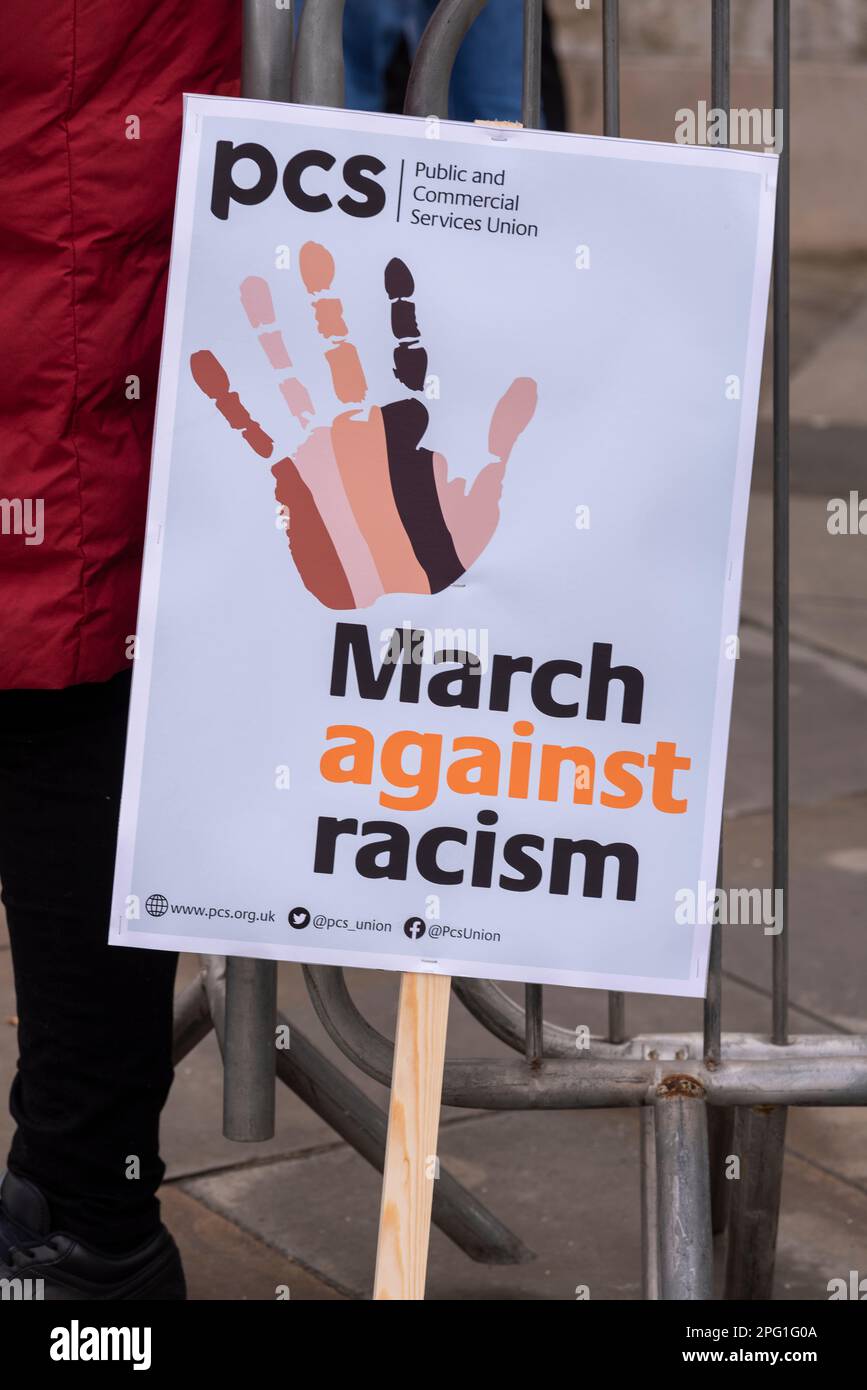 Protest findet am UN-Tag gegen Rassismus in London statt. Stell dich dem Rassismus. Plakat der Public and Commercial Services Union. Marsch gegen Rassismus Stockfoto