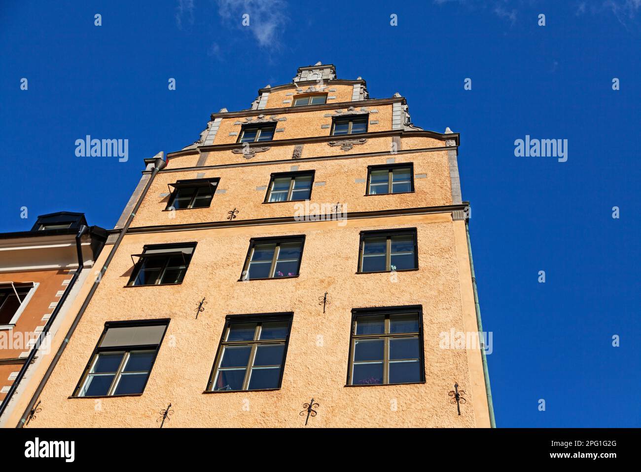 Stockholm, Schweden - 11. Oktober 2022: Sehr altes Haus in der Altstadt Stockfoto