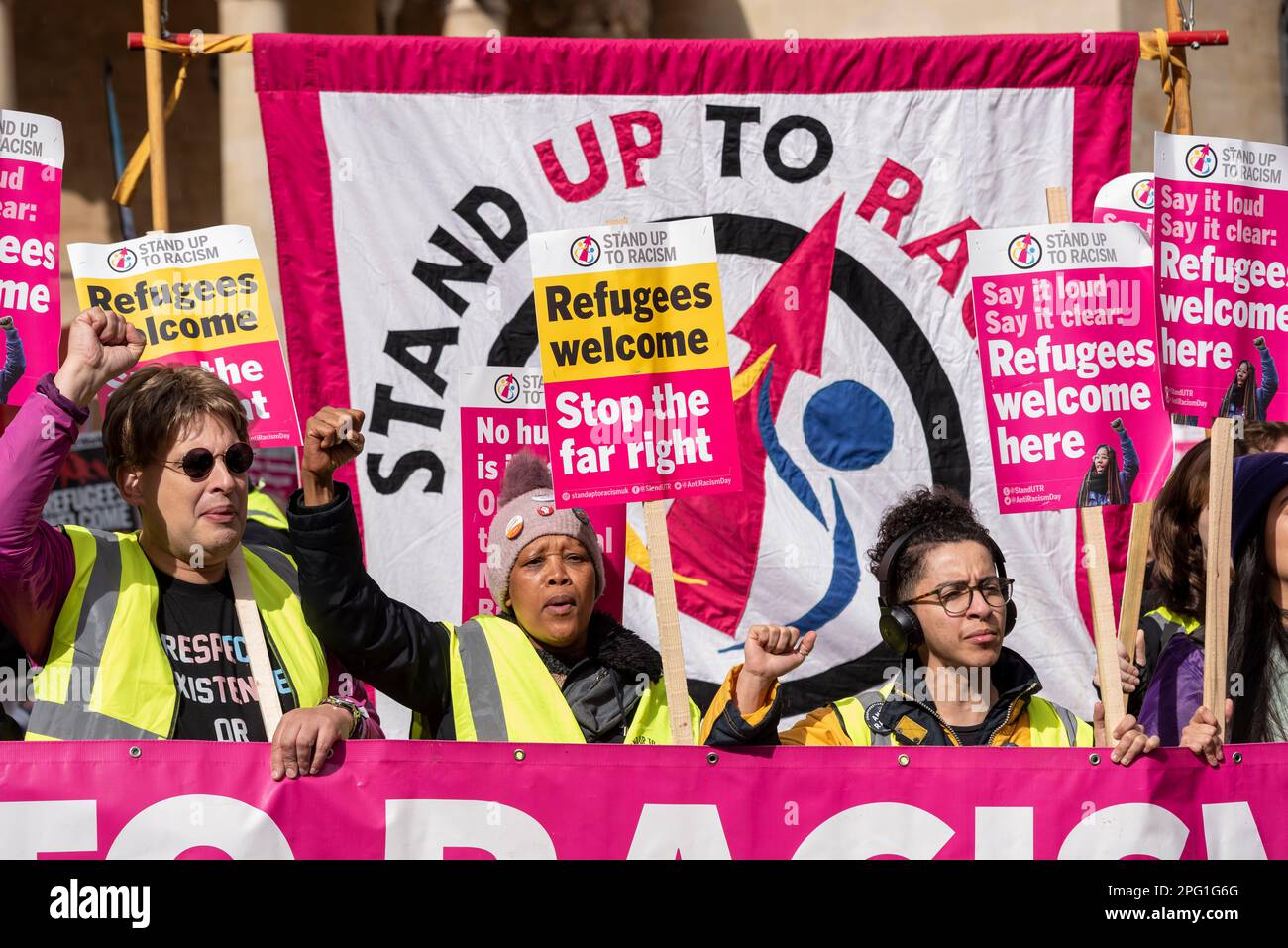 Protest findet am UN-Tag gegen Rassismus in London statt. Stell dich dem Rassismus. Flüchtlinge sind willkommen, halten Sie die Plakette ganz rechts an. Demonstranten Stockfoto