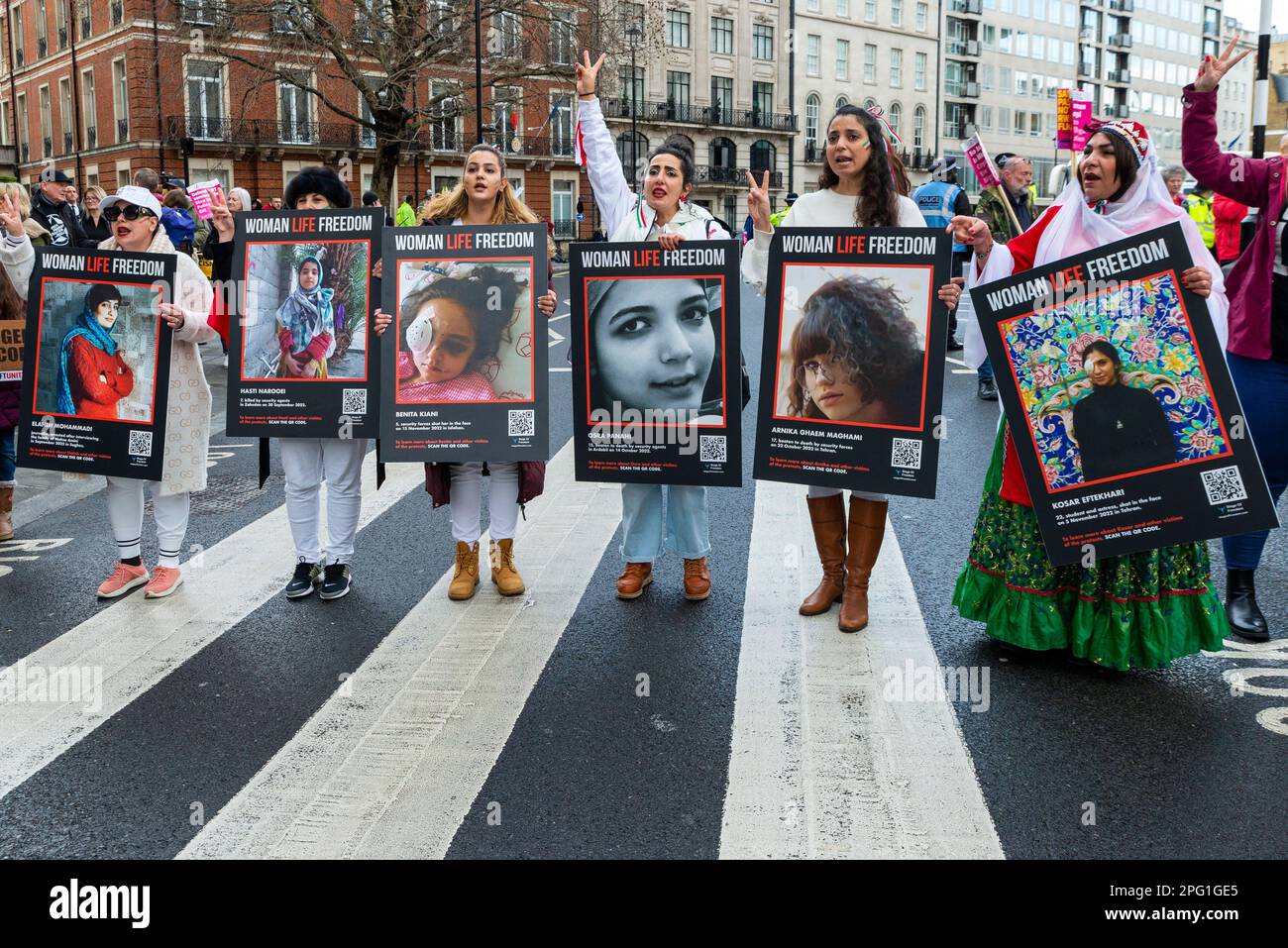 Woman Life Freedom, iranische und iranische Demonstranten bei einem Protest, der am UN-Tag gegen Rassismus in London stattfindet. Bilder von Opfern Stockfoto