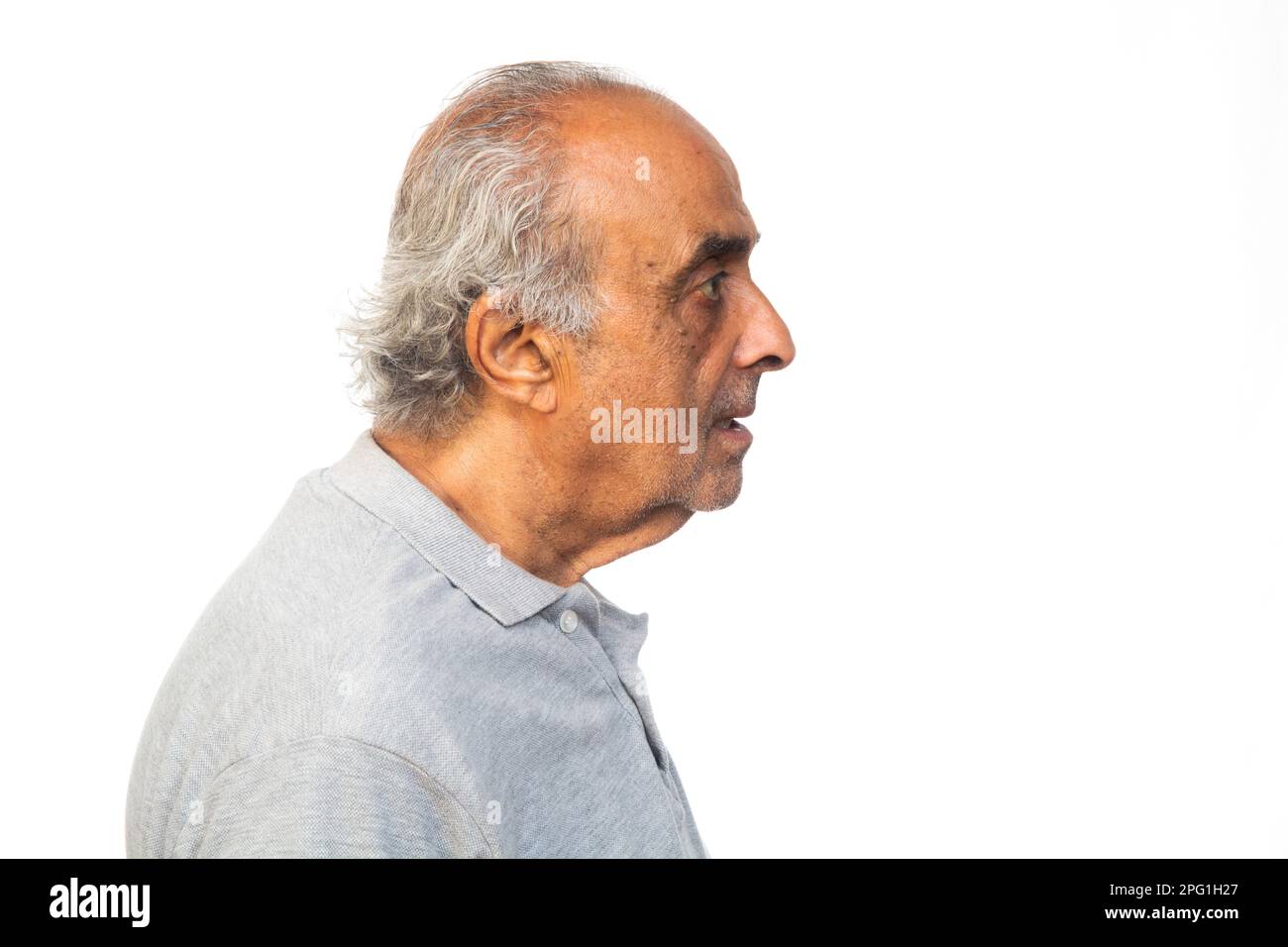 Profil des alten Mannes vor weißem Hintergrund Stockfoto