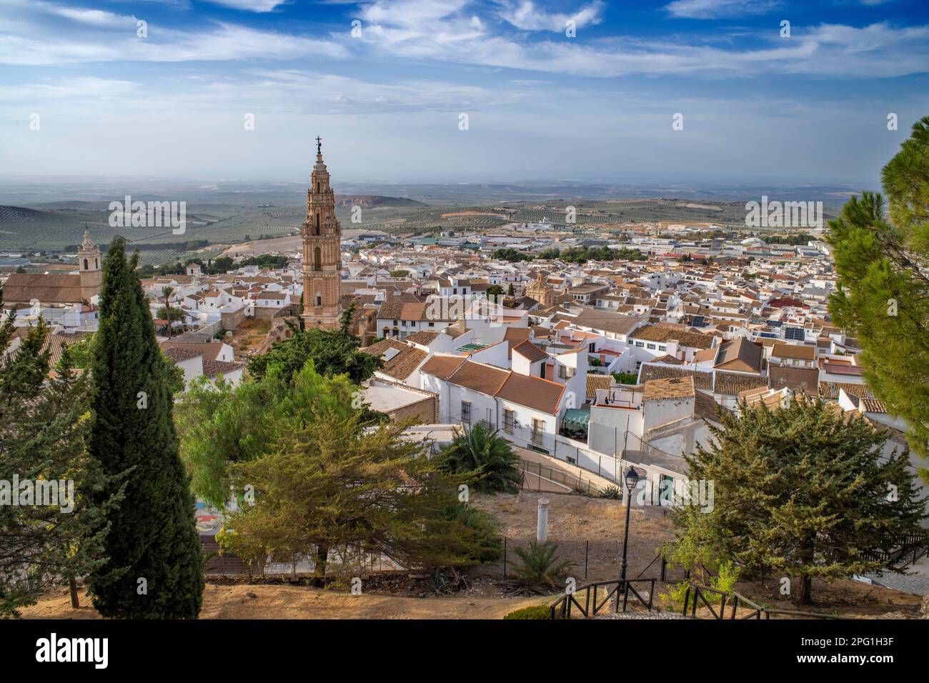 Die Altstadt von Estepa in der Provinz Sevilla, Andalusien, Südspanien, aus der Vogelperspektive. Blick über die Stadt mit dem Torre de la Victoria. Diese große 40-Meter-Hi Stockfoto