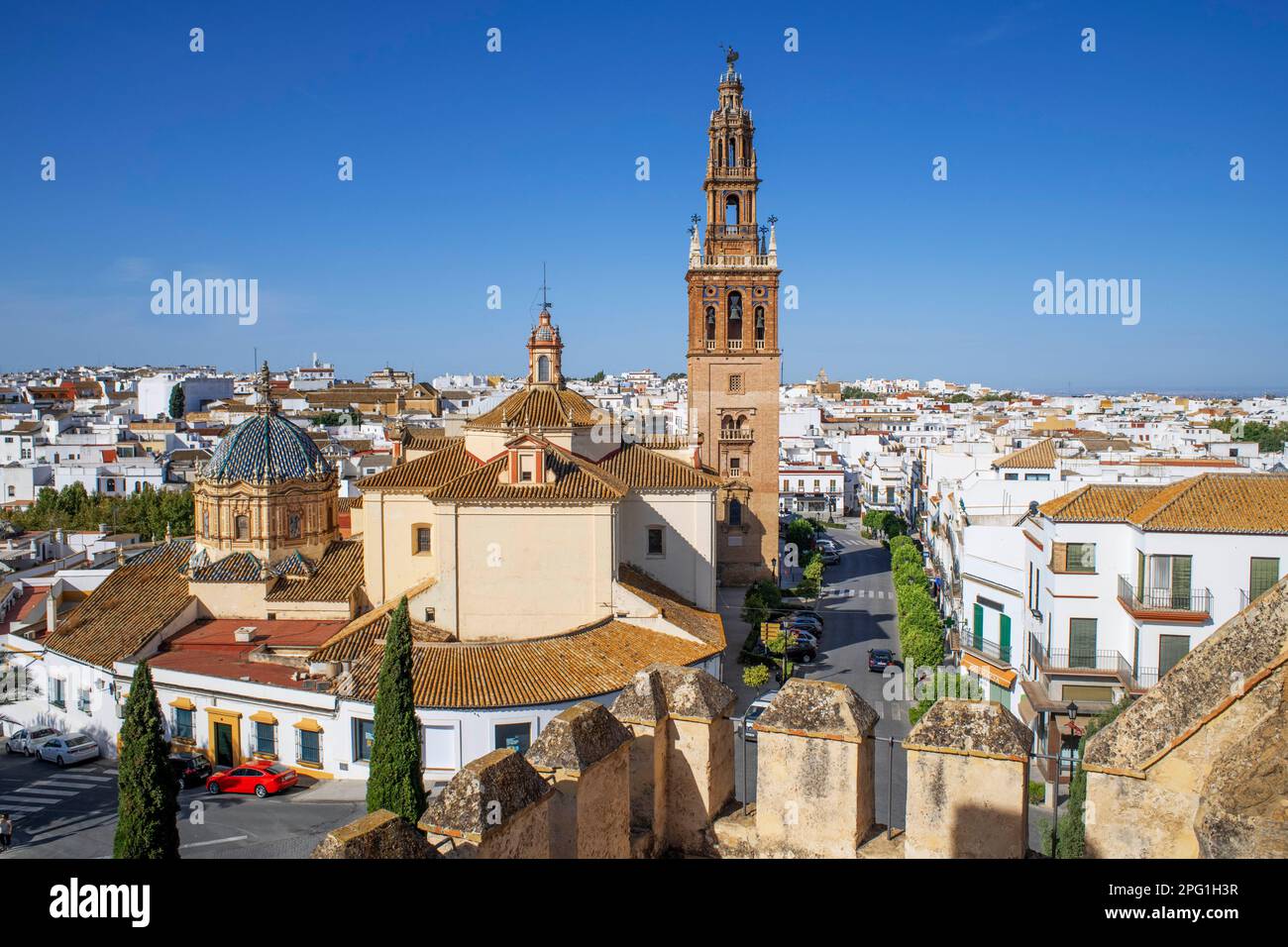 Alcázar puerta de Sevilla (Sevilla Tor) mit San Pedro Kirche im Hintergrund, Carmona, Andalusien, Spanien. Altstadt Carmona Sevilla Andalusien Süd Stockfoto