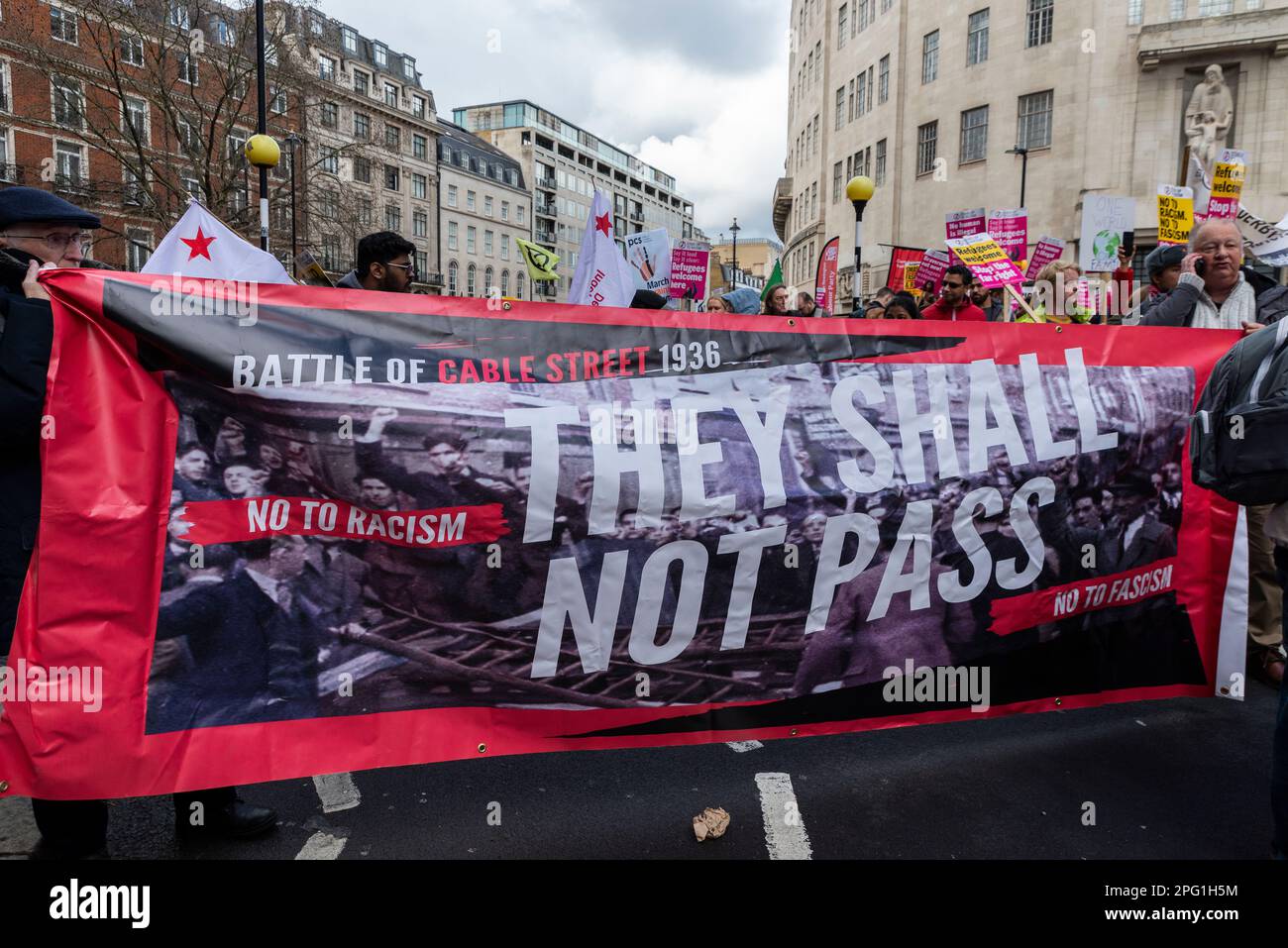 Protest findet am UN-Tag gegen Rassismus in London statt. Stell dich dem Rassismus. Battle of Cable Street 1936-Banner. Sie dürfen nicht passieren Stockfoto