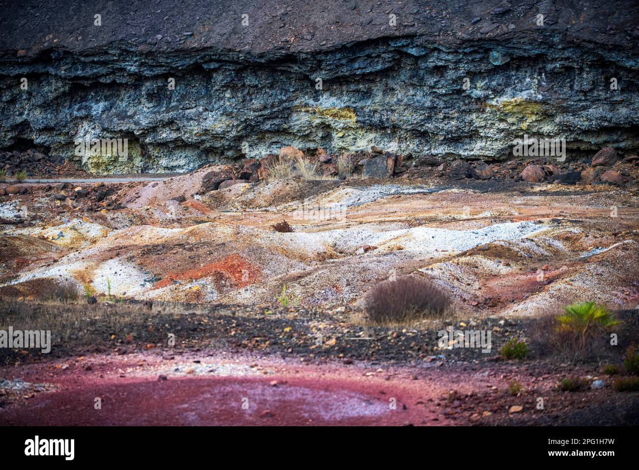 Blick vom Touristenzug, der für Touristenreisen durch das Bergbaugebiet RioTinto in der Provinz Huelva, Spanien, genutzt wird. Die Rio Tinto-Eisenbahn wurde 187 gebaut Stockfoto