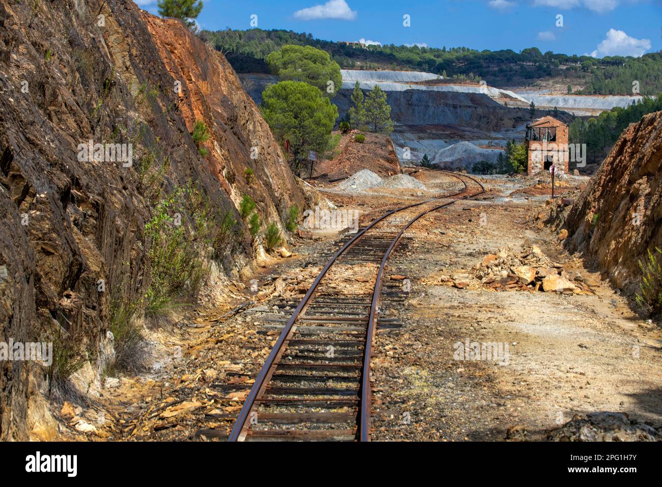 Eisenbahn des Tourismuszugs, der für Touristenreisen durch das Bergbaugebiet RioTinto, Provinz Huelva, Spanien, verwendet wird. Die Rio Tinto-Eisenbahn wurde 187 gebaut Stockfoto